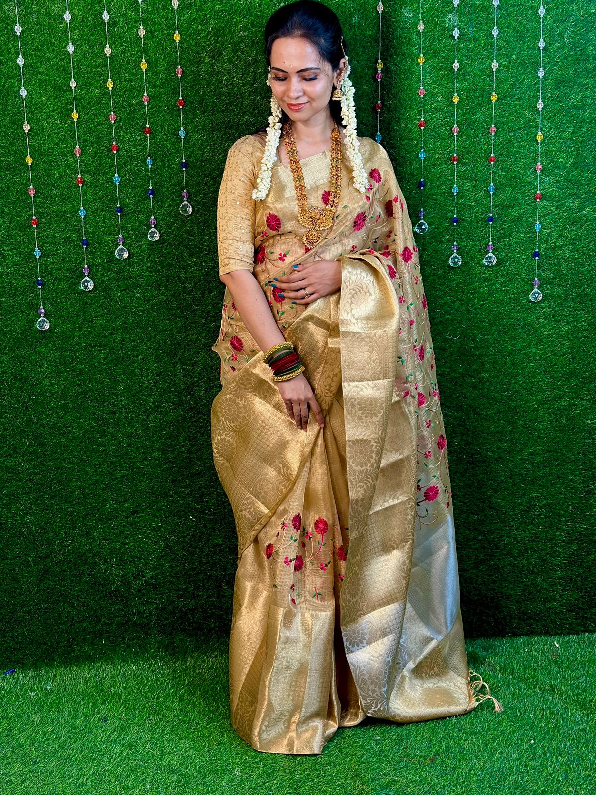 *Golden tissue saree 👇