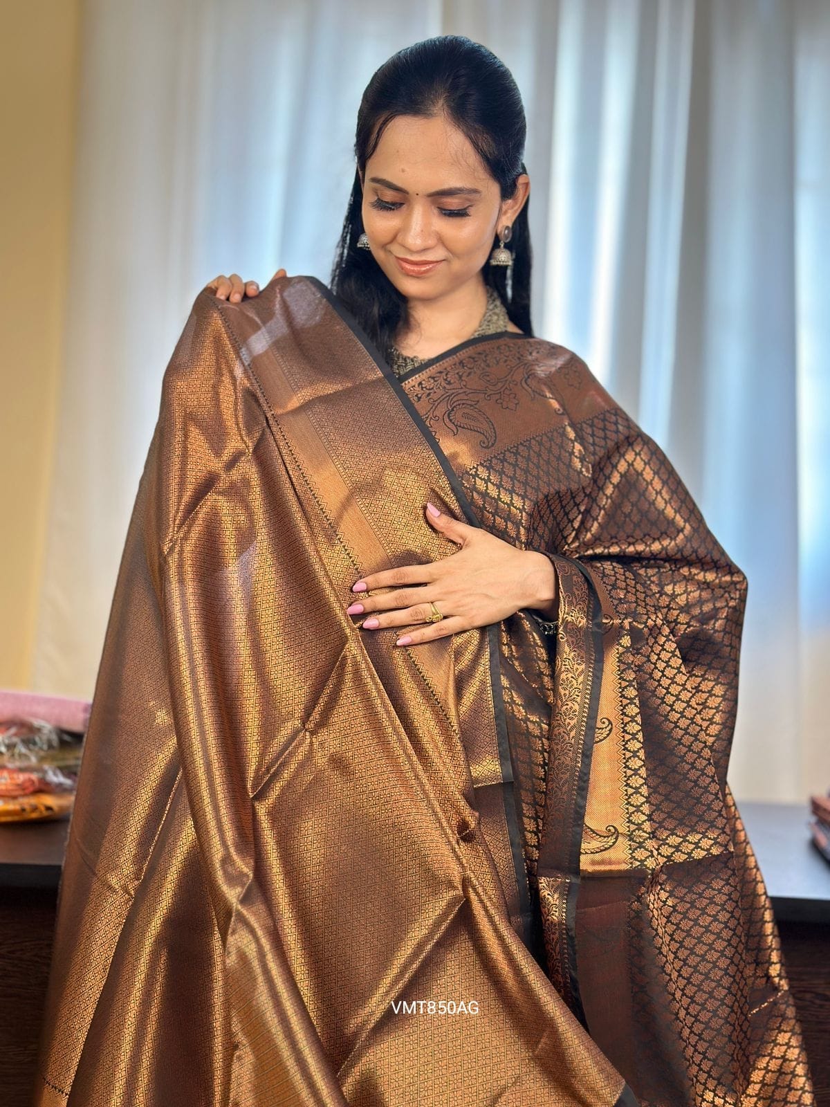 Semi soft silk saree soldā