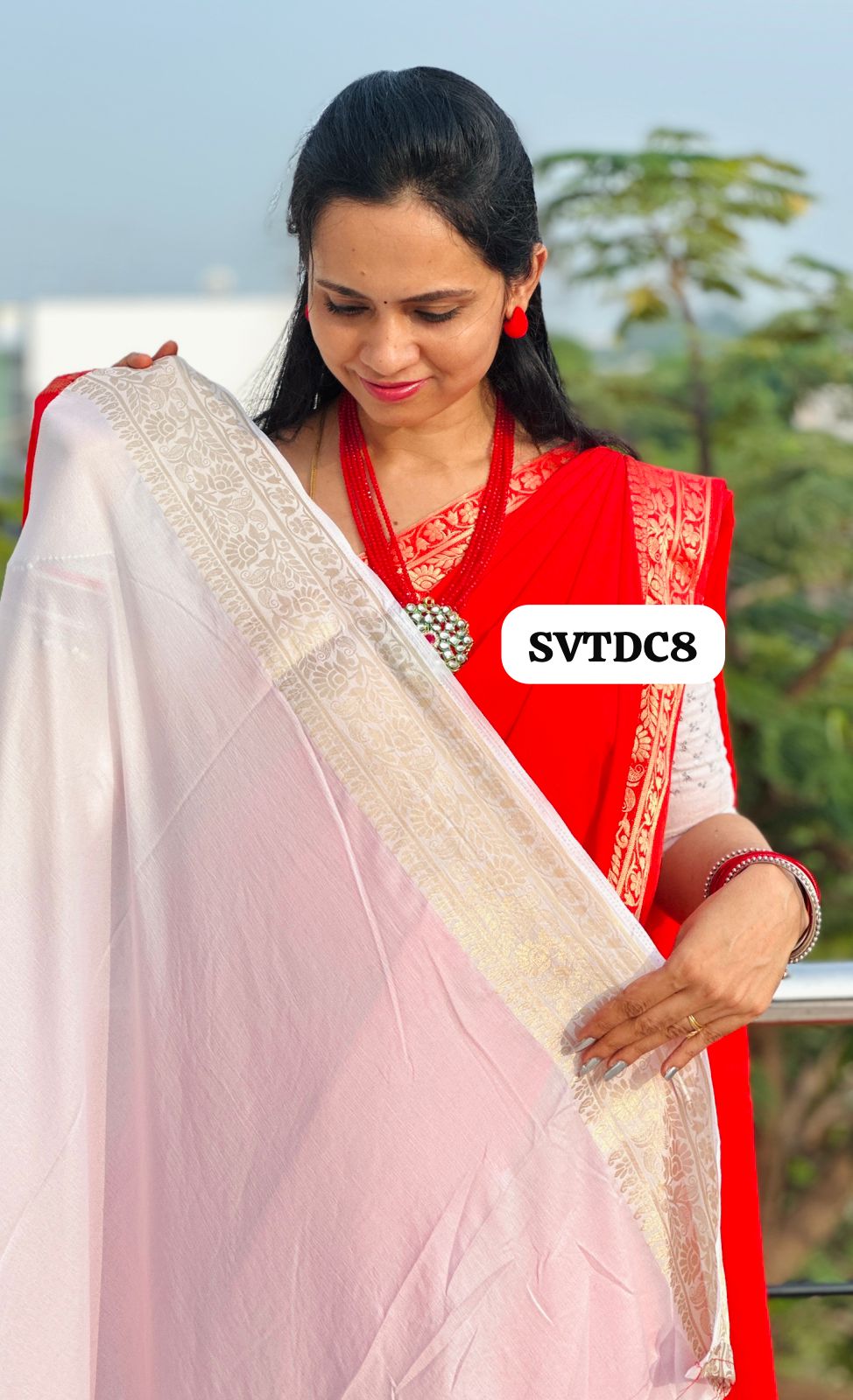 Pure viscose chiffon with zari border. Ultra soft material❌