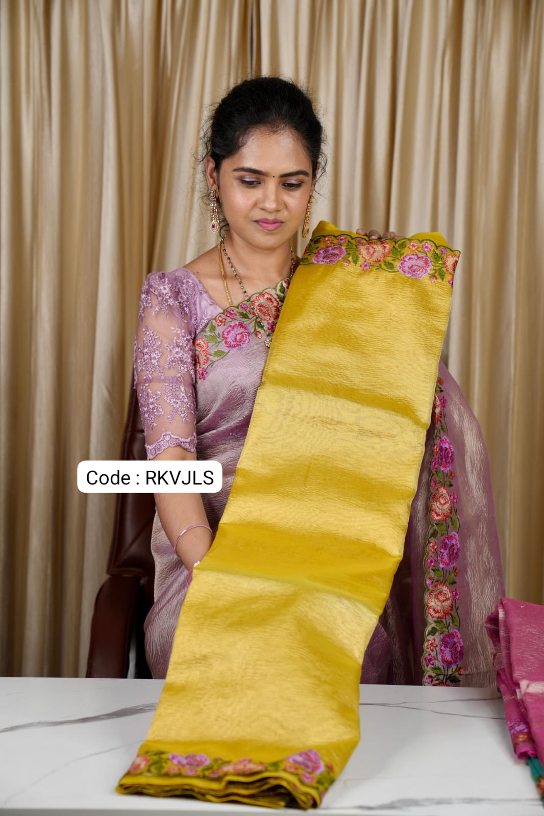 Crushed tissue saree with cutwork border prebook🥳