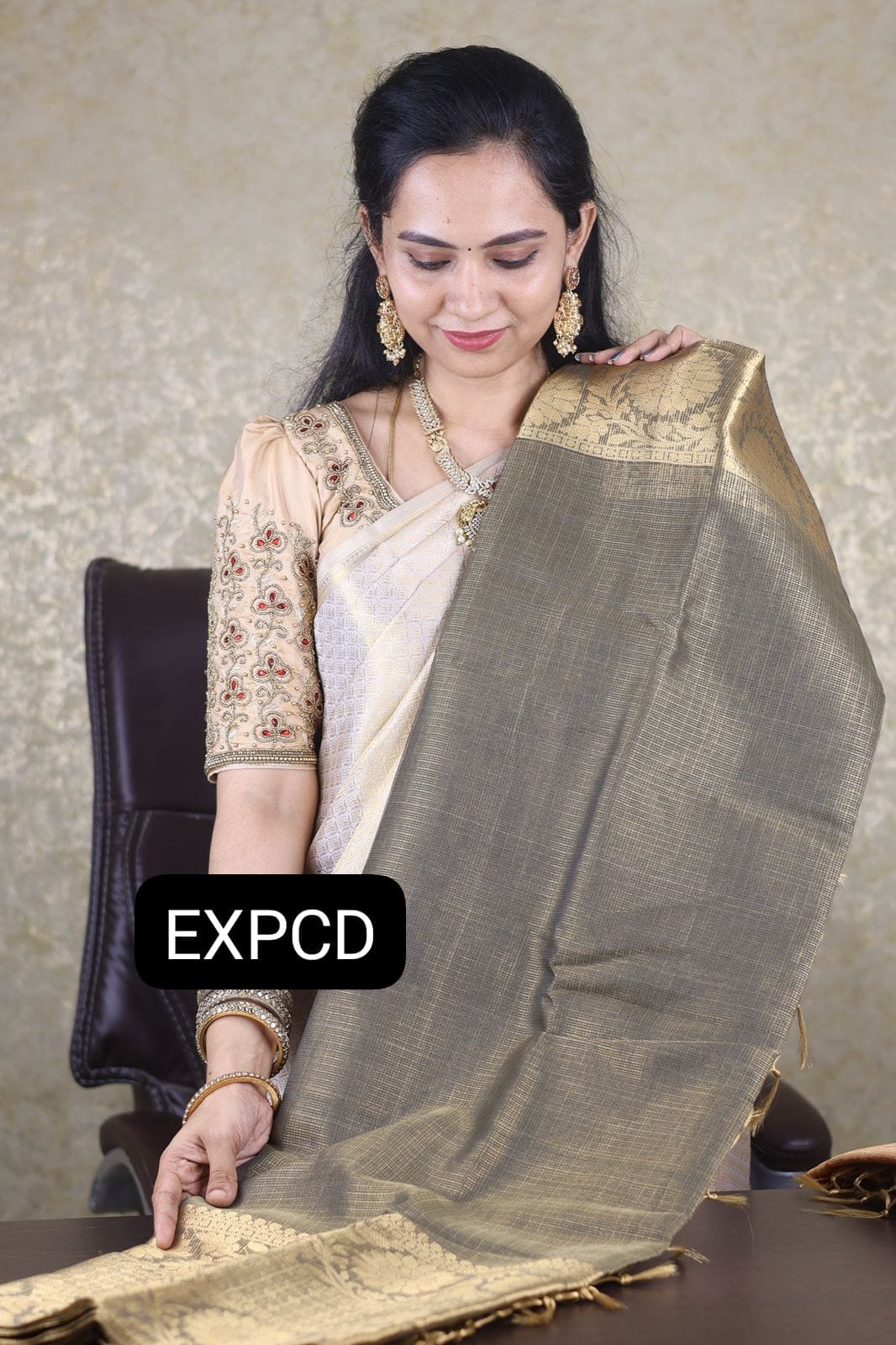 Tissue saree with gold borderš„³