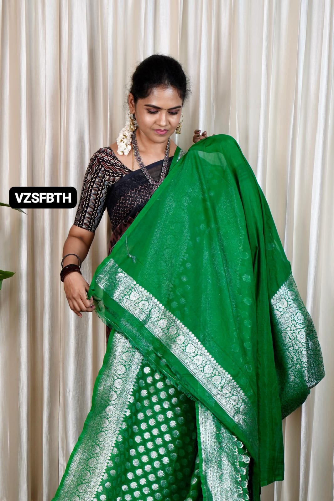 Premium kadhi georgette with heavy 1000 buttas silver zari weaving saree 🥳