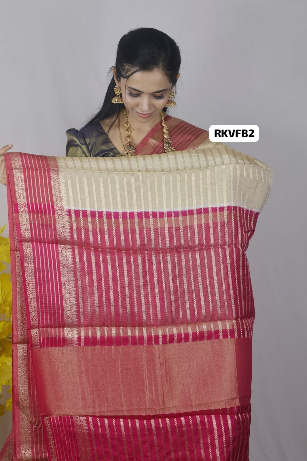 Warm silks saree with complete zari sold❌