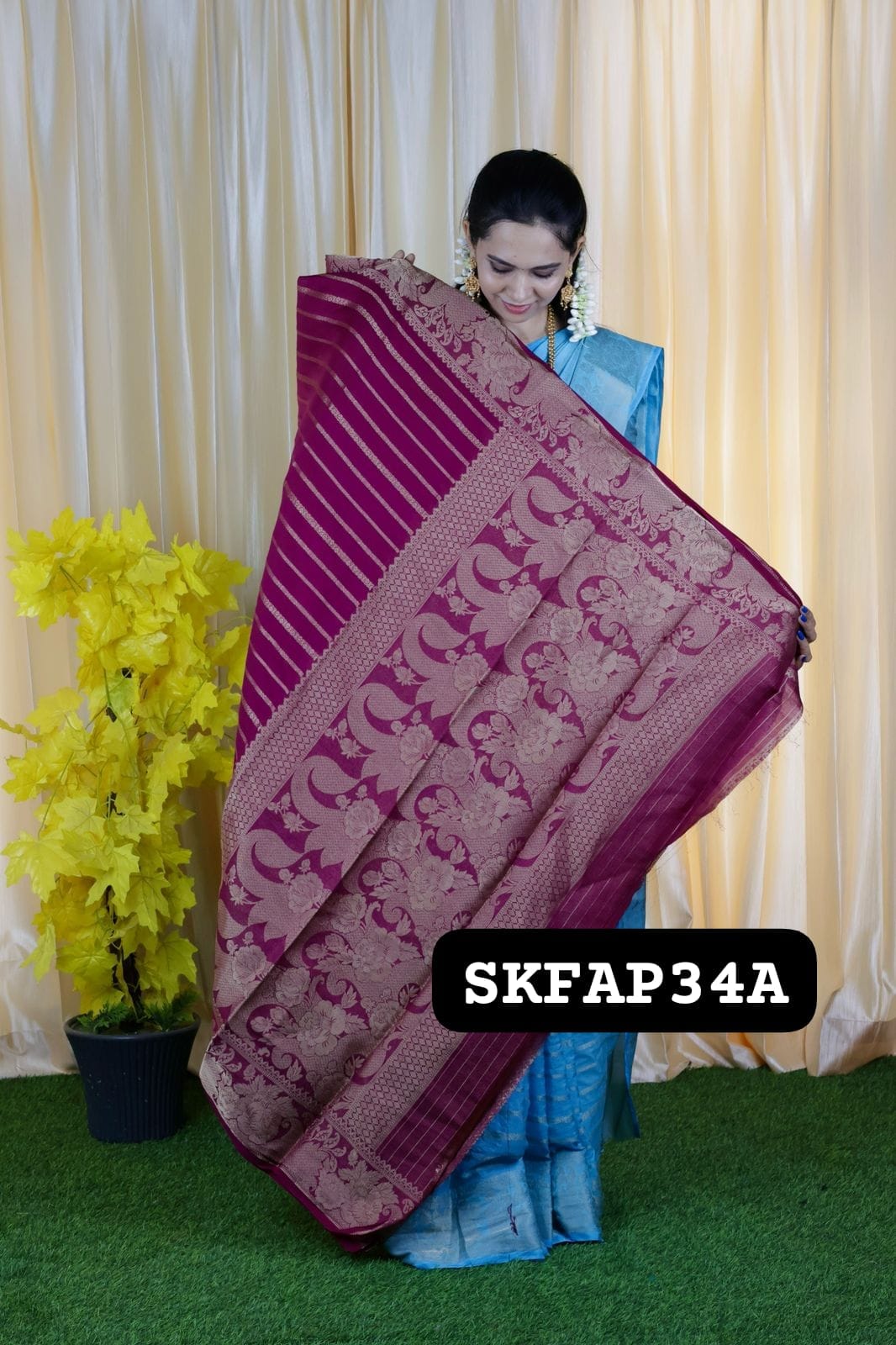 Just Rs.1099 Soft viscose chiffon zari weaving fabric and Buttas blouseš„³