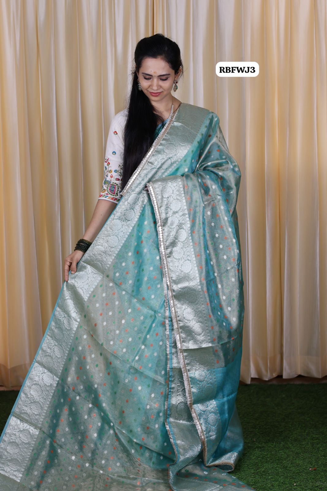 Premium Glass tissue with embroidery buttas and lace work border 😍🥳