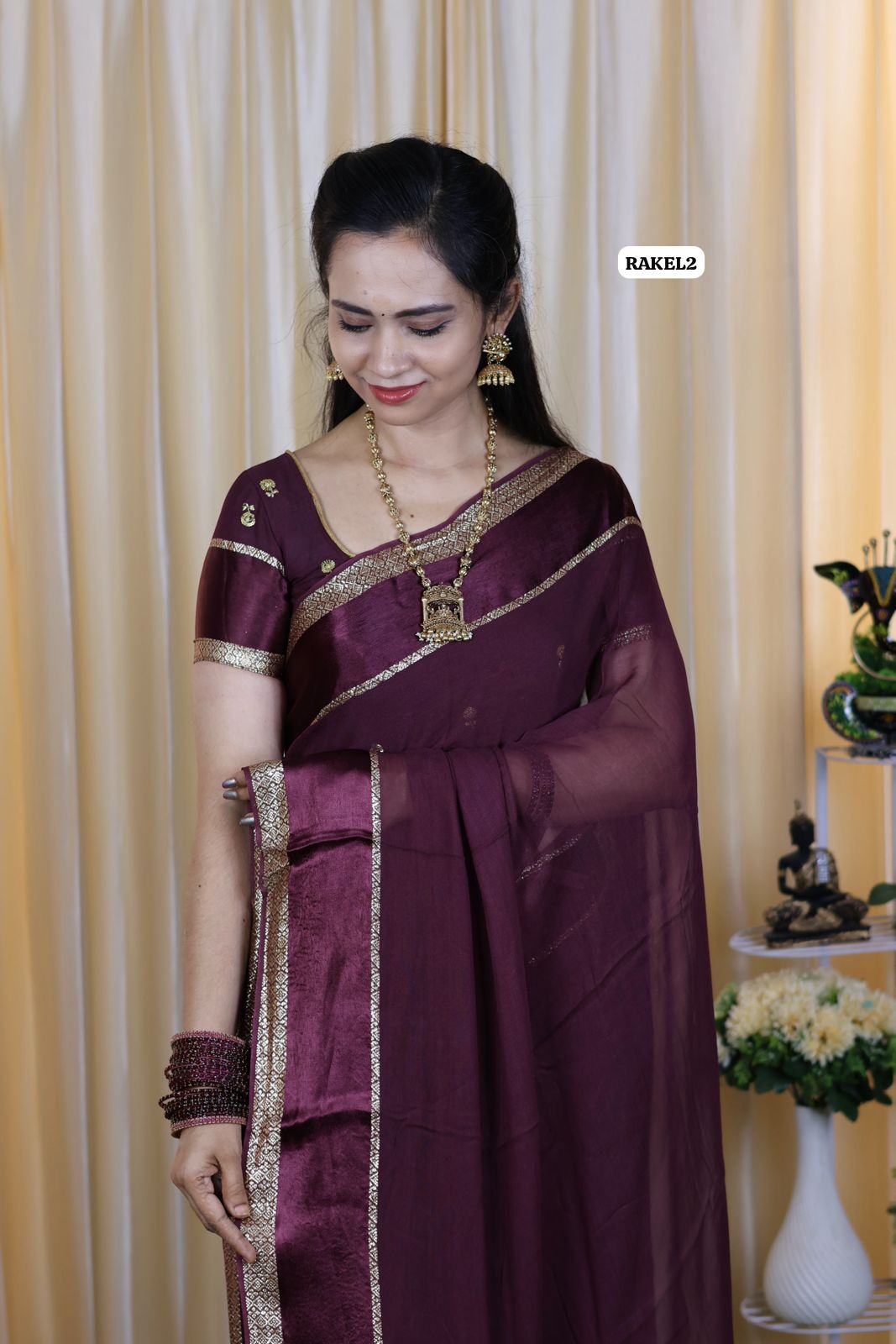 Premium viscose chiffon with satin border and zari lace.
Blouse same as in pic🥳