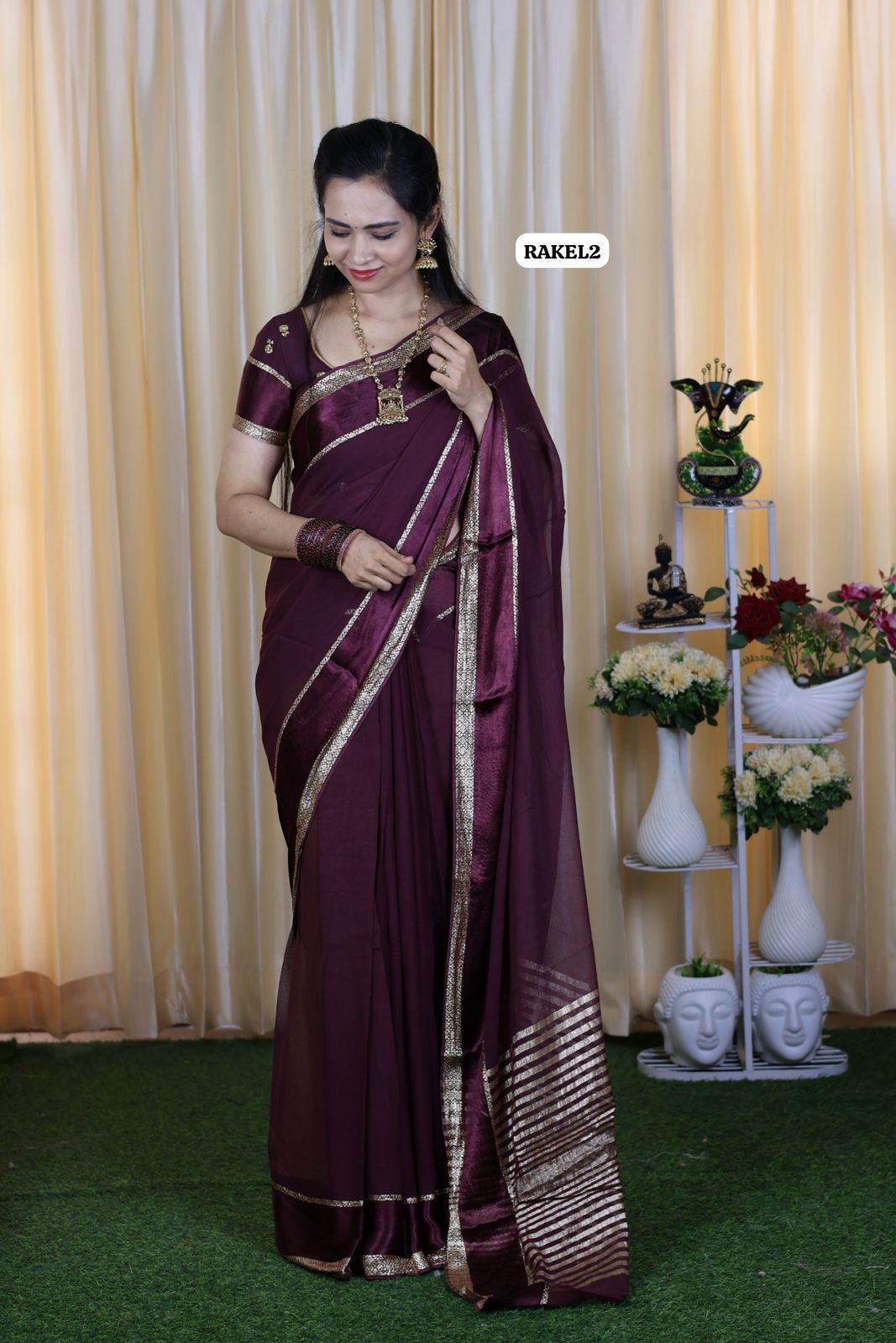 Premium viscose chiffon with satin border and zari lace.
Blouse same as in pic🥳