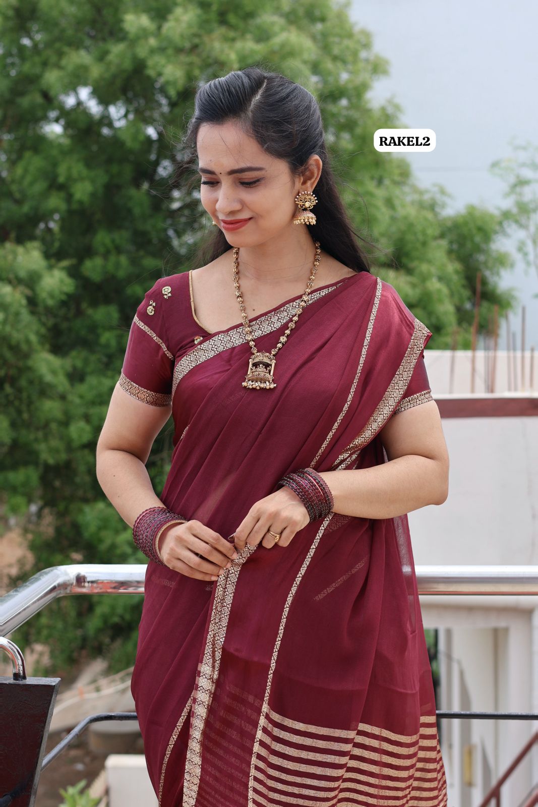 Premium viscose chiffon with satin border and zari lace.
Blouse same as in pic🥳