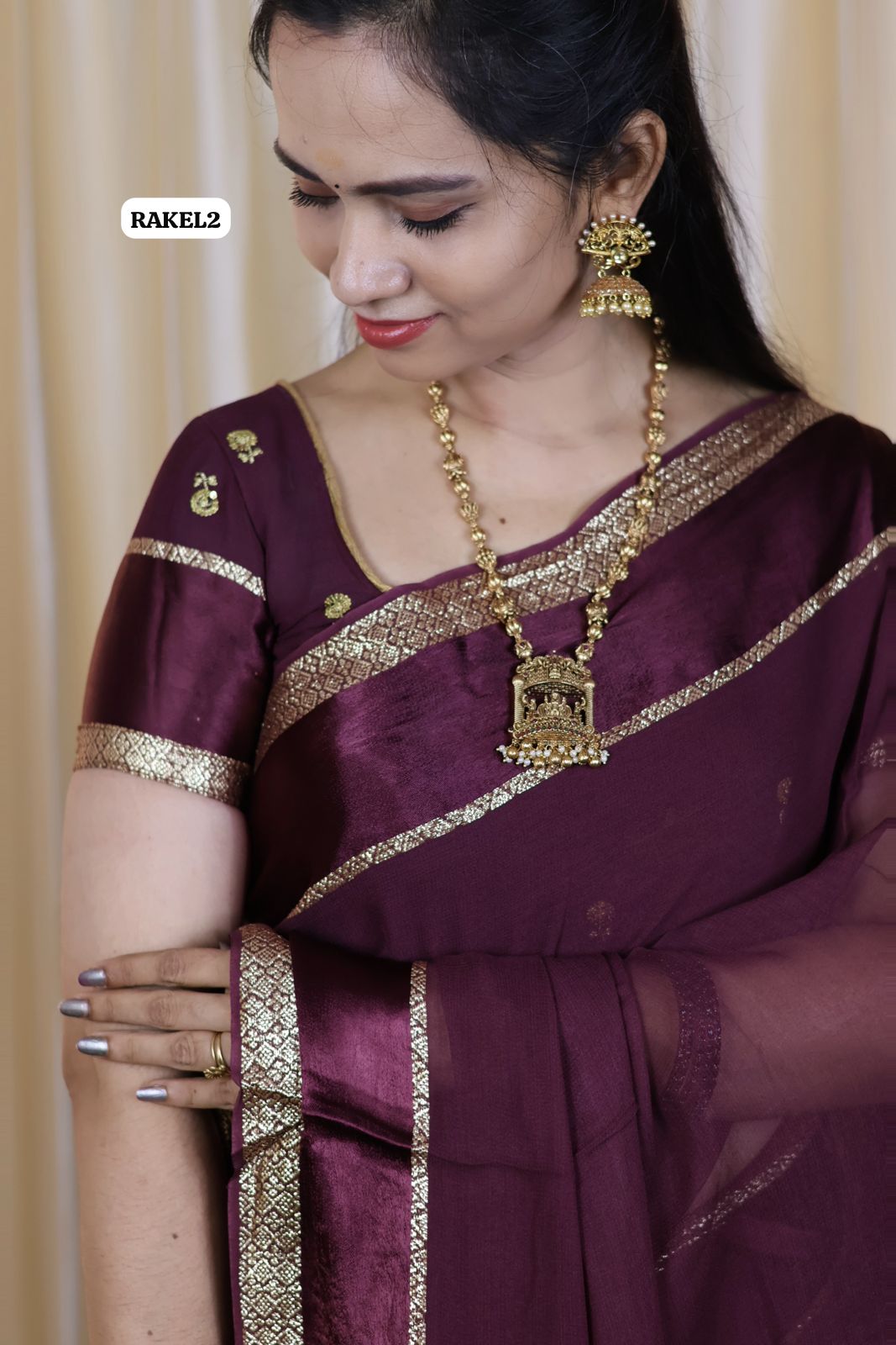 Premium viscose chiffon with satin border and zari lace.
Blouse same as in pic🥳