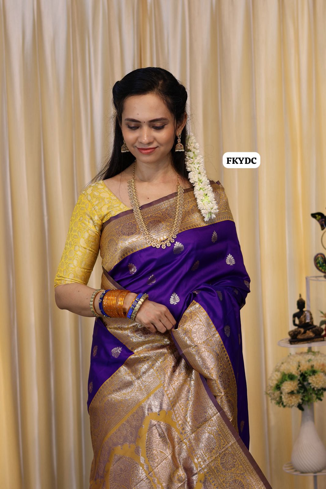 Semi soft silk saree with zari weaving buttas and border. Blouse and pallu same color🥳