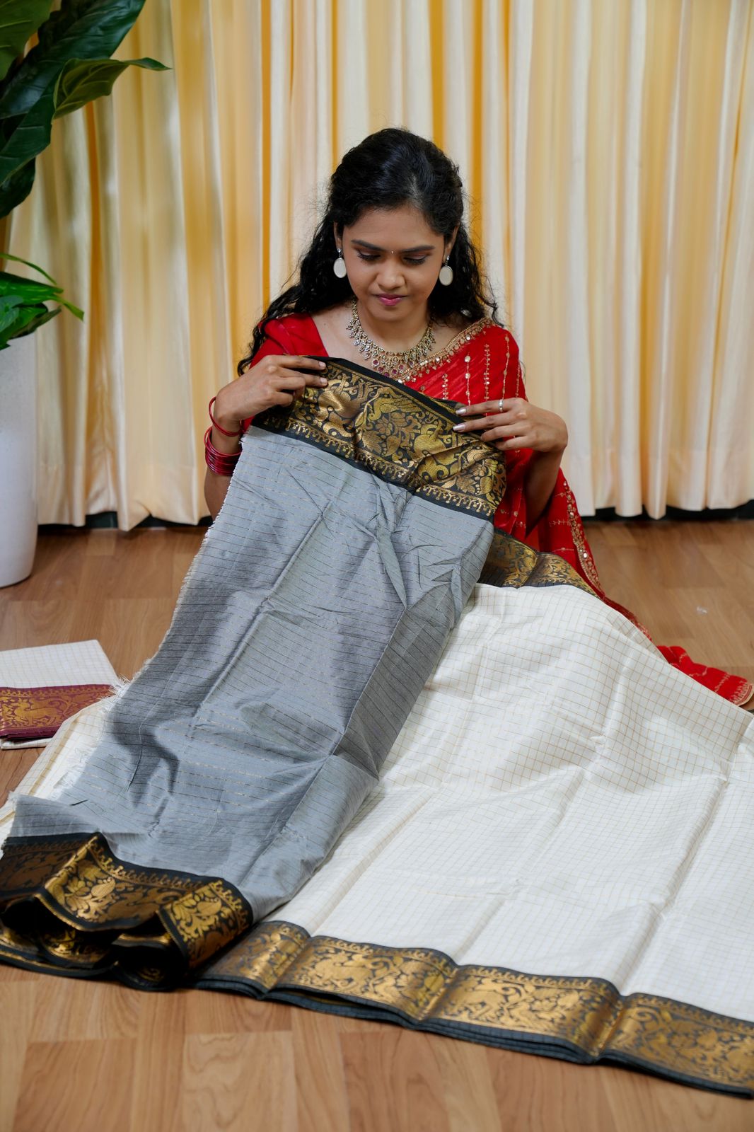 Semi silk sarees in checked🥰😎🏃🏻♀️Offer