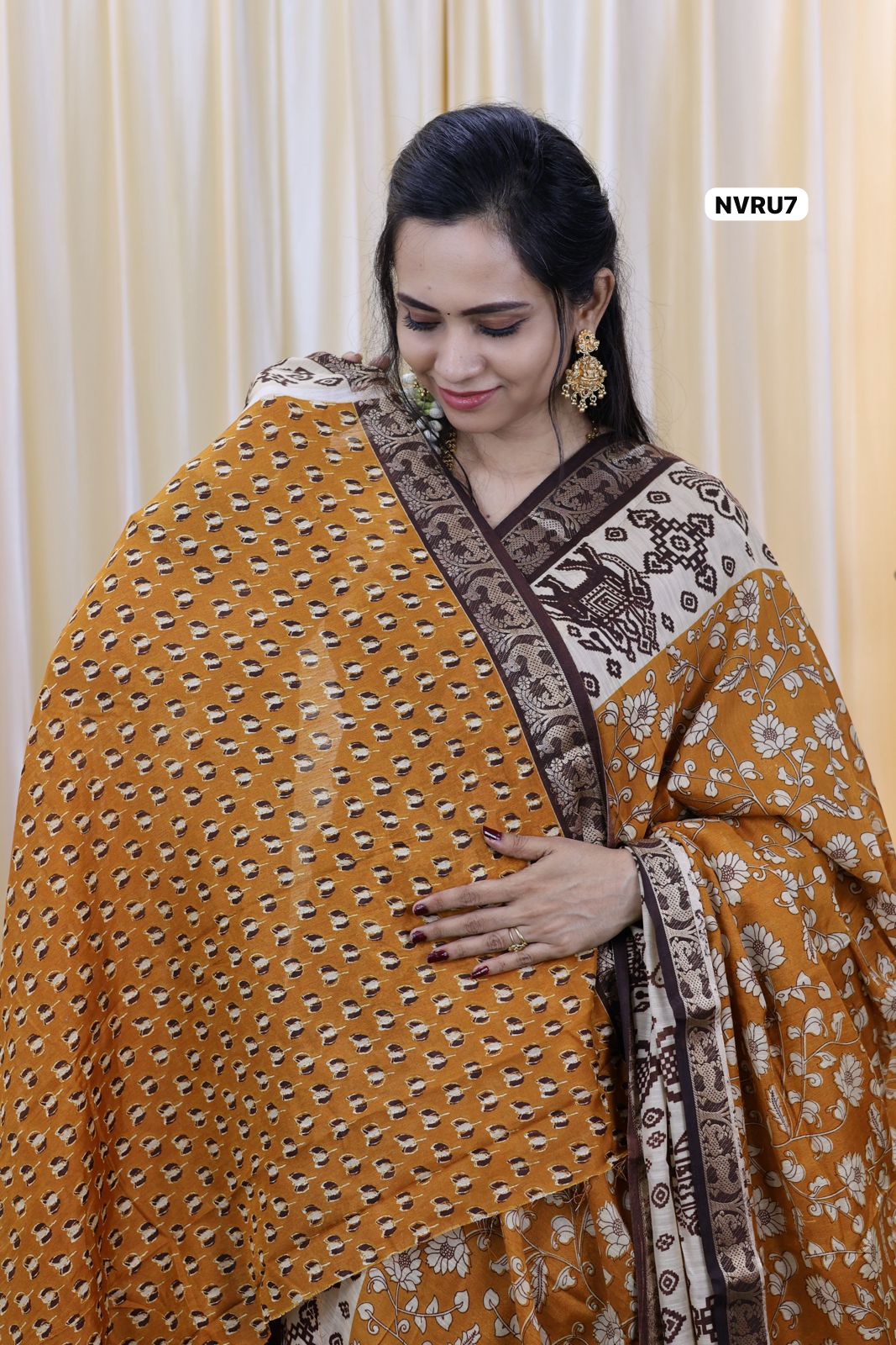 Silk feel butter silk cotton with no wrinkles. Soft comfortable and breathable Ⓜ️