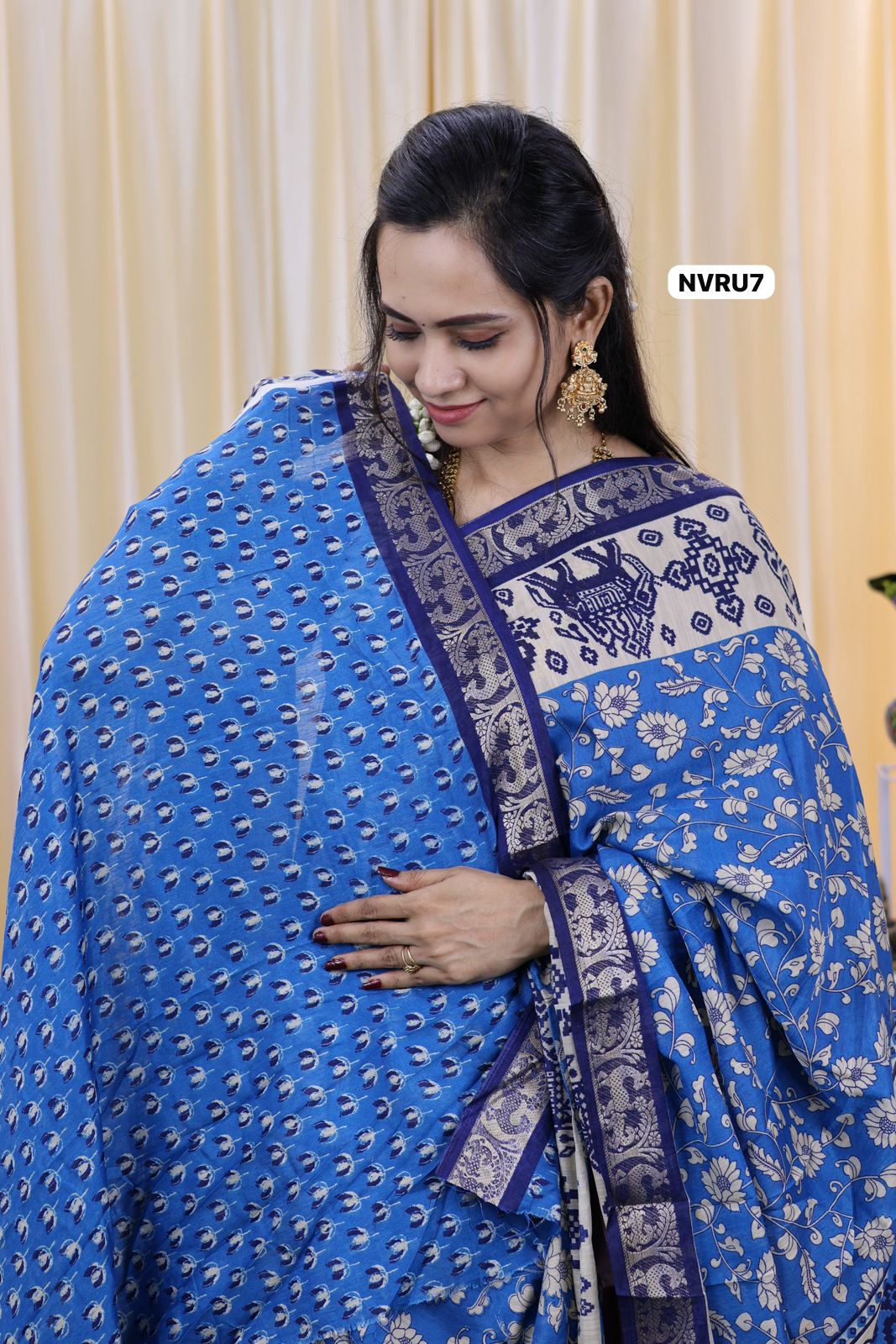 Silk feel butter silk cotton with no wrinkles. Soft comfortable and breathable 😍Ⓜ️