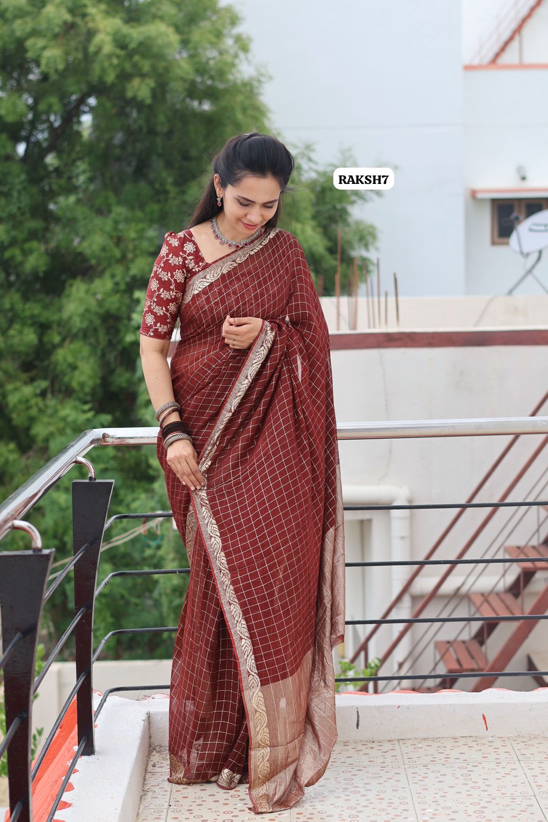 Premium Viscose Georgette Saree checks zari With Dola Viscose Blouse š„³Dark chocolate brown