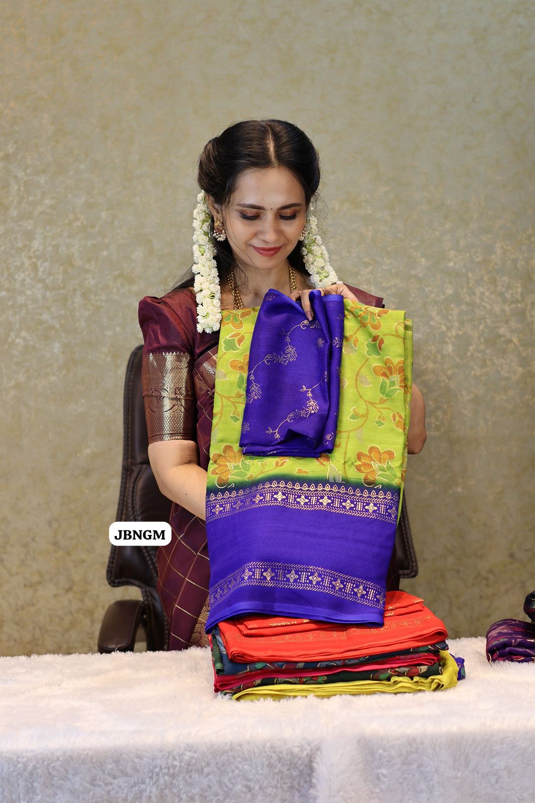 Fancy chiffon sarees with contrast blouse😍
