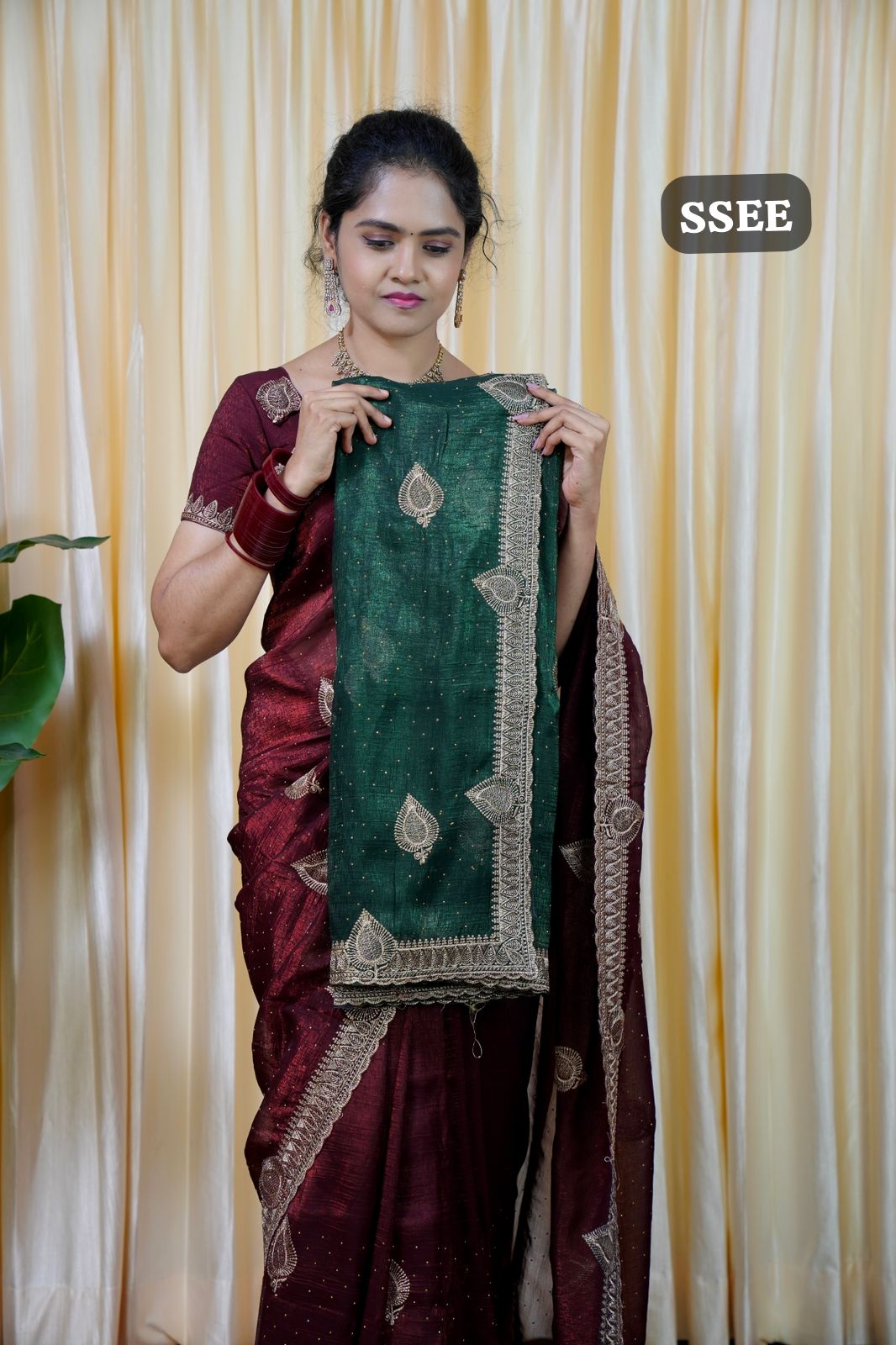Space silk saree with antique gold Zari weaving sareeš„³ā