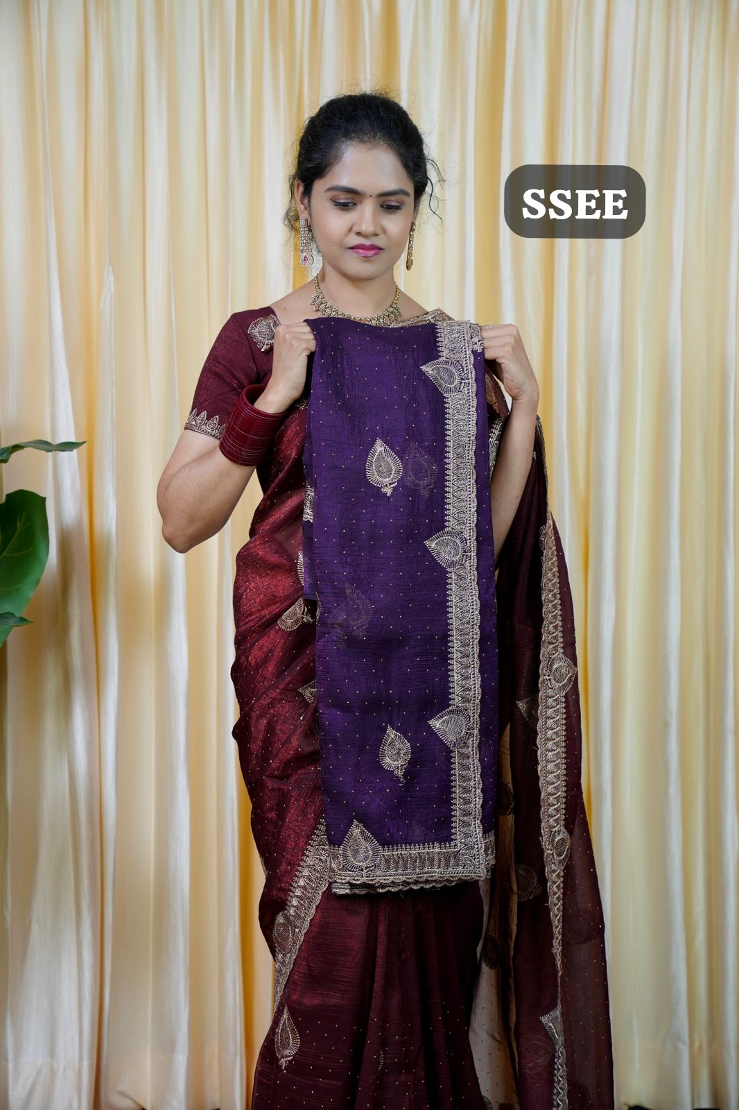 Space silk saree with antique gold Zari weaving sareeš„³ā