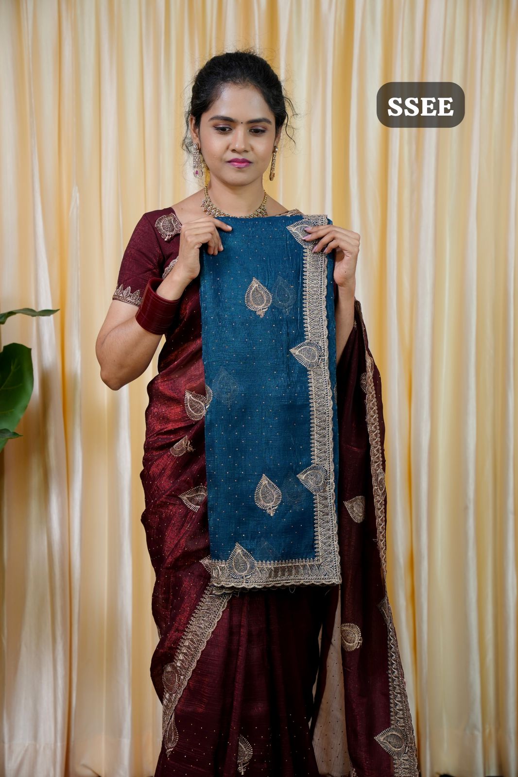 Space silk saree with antique gold Zari weaving sareeš„³ā