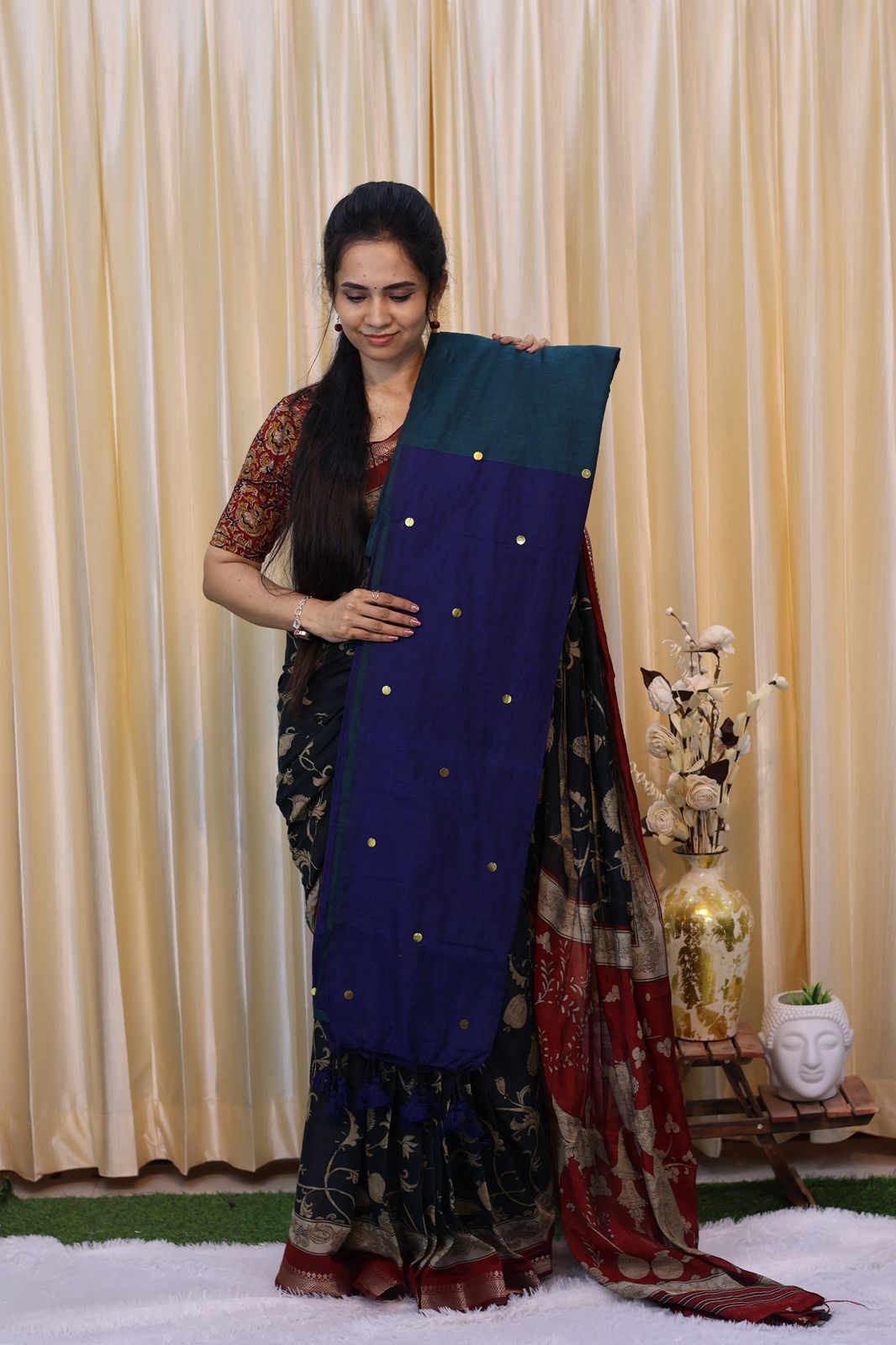 Premium Khadhi cotton saree with coin buttas contrast blouse and pallu🥳