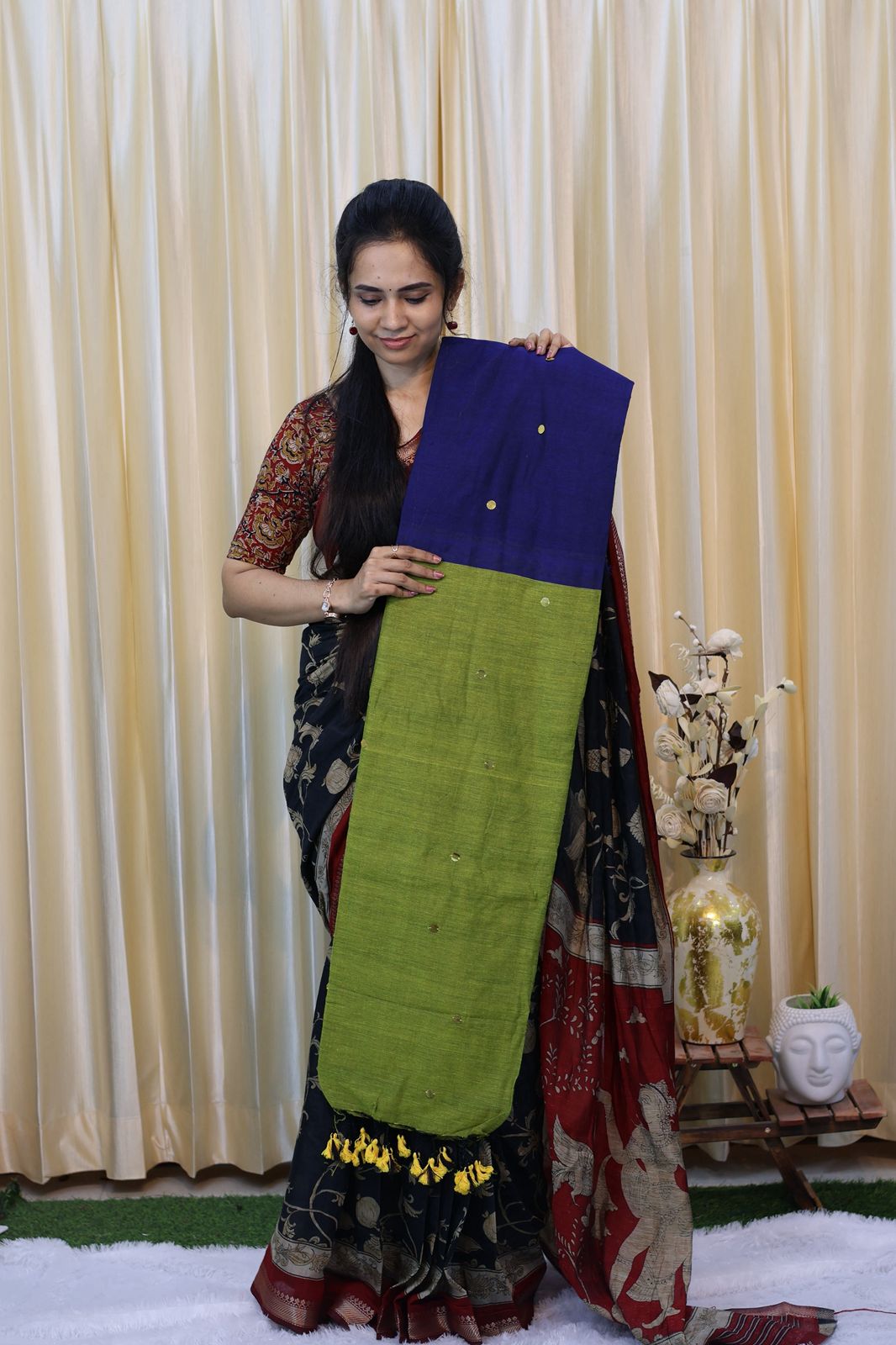 Premium Khadhi cotton saree with coin buttas contrast blouse and pallu🥳
