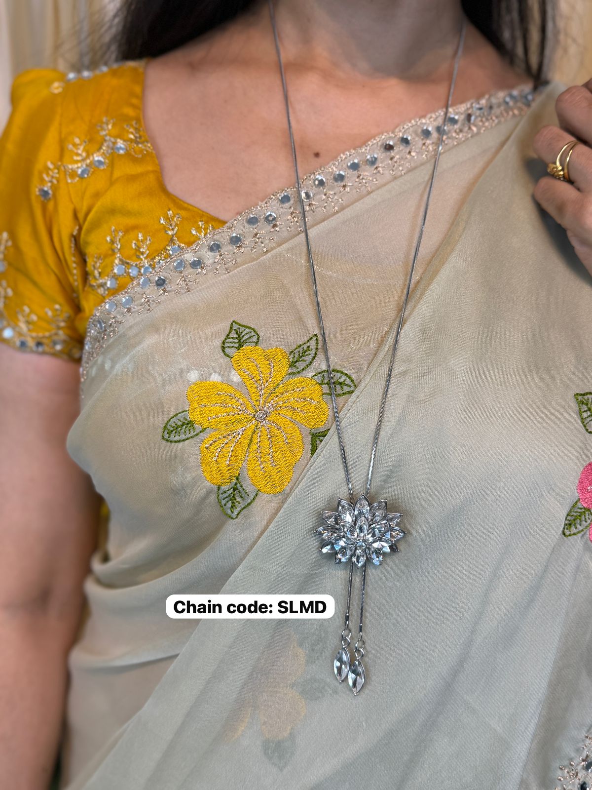 Long chain with Cristal flower stone pendant ๐๐