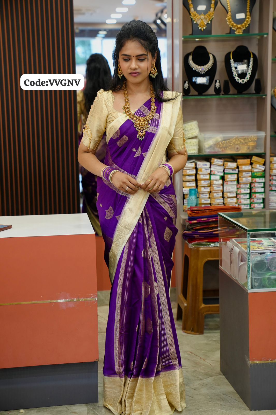 Warm silk saree with contrast borderš„³