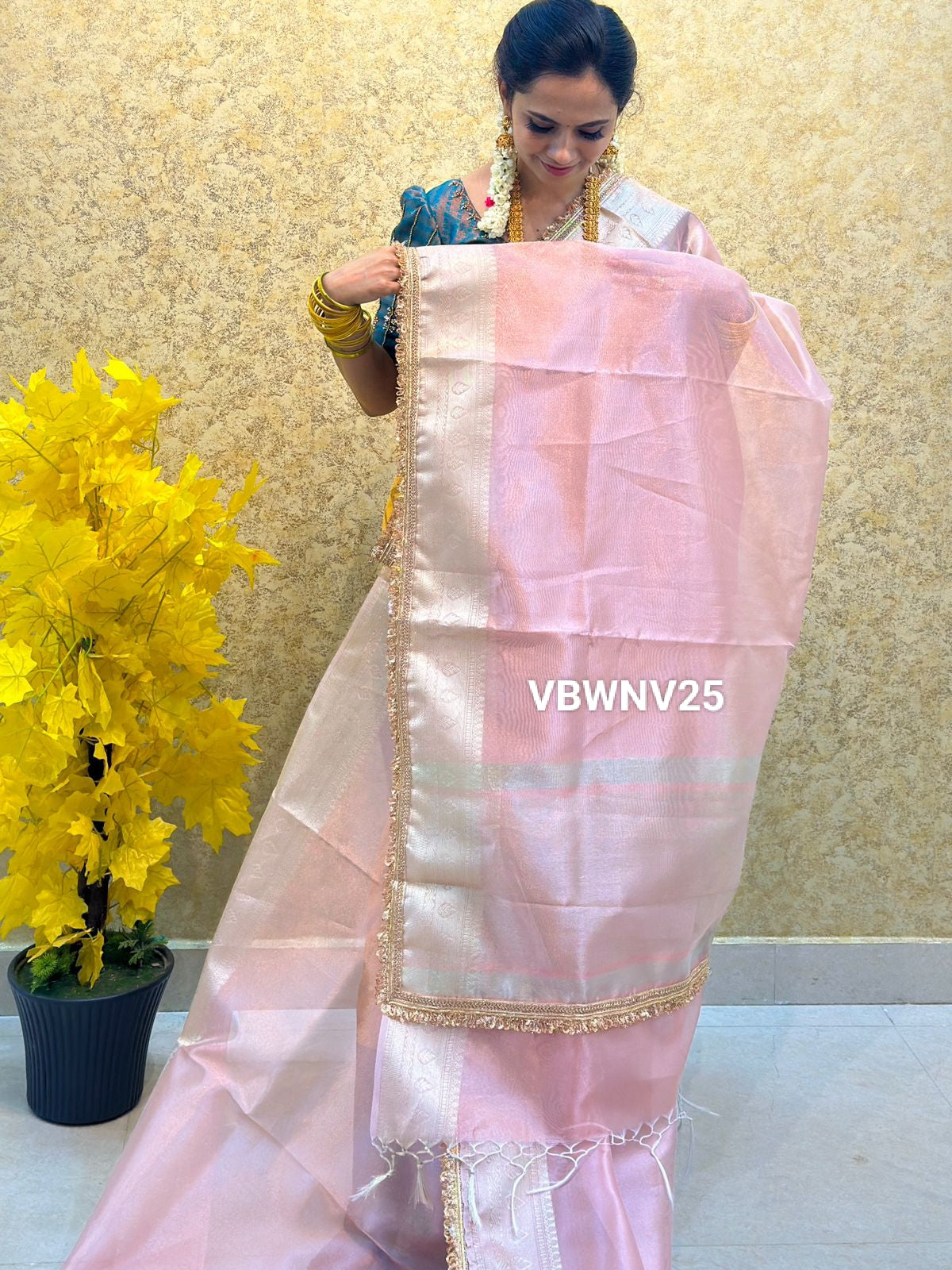 Prebook 8 day dispatch. Soft tissue silk saree with lace work borderš„³