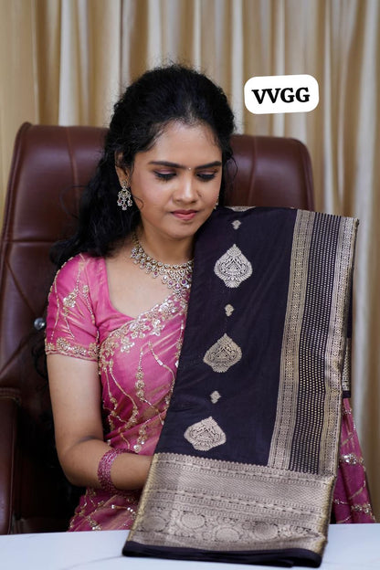 Warm silk saree with Monochrome border😍🥳