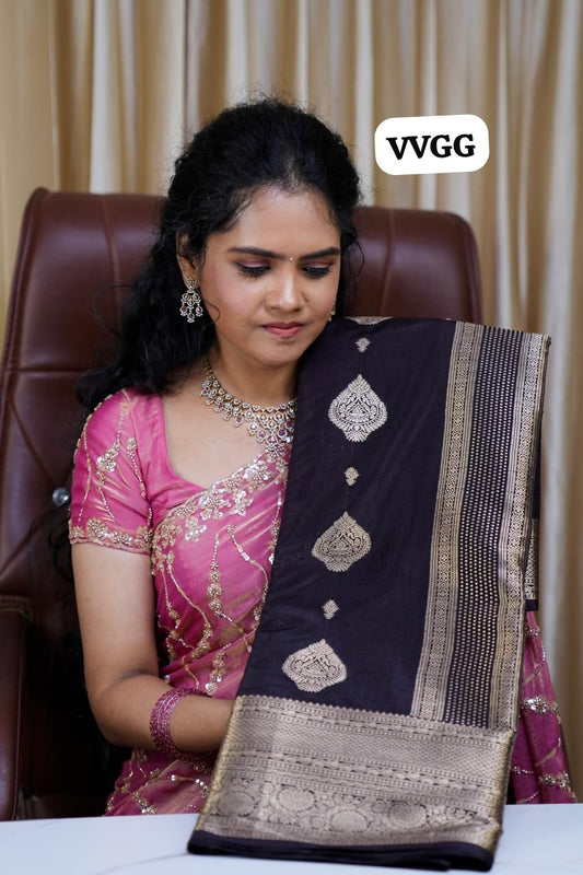 Warm silk saree with Monochrome border🥳