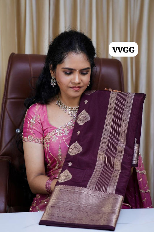 Warm silk saree with Monochrome border🥳