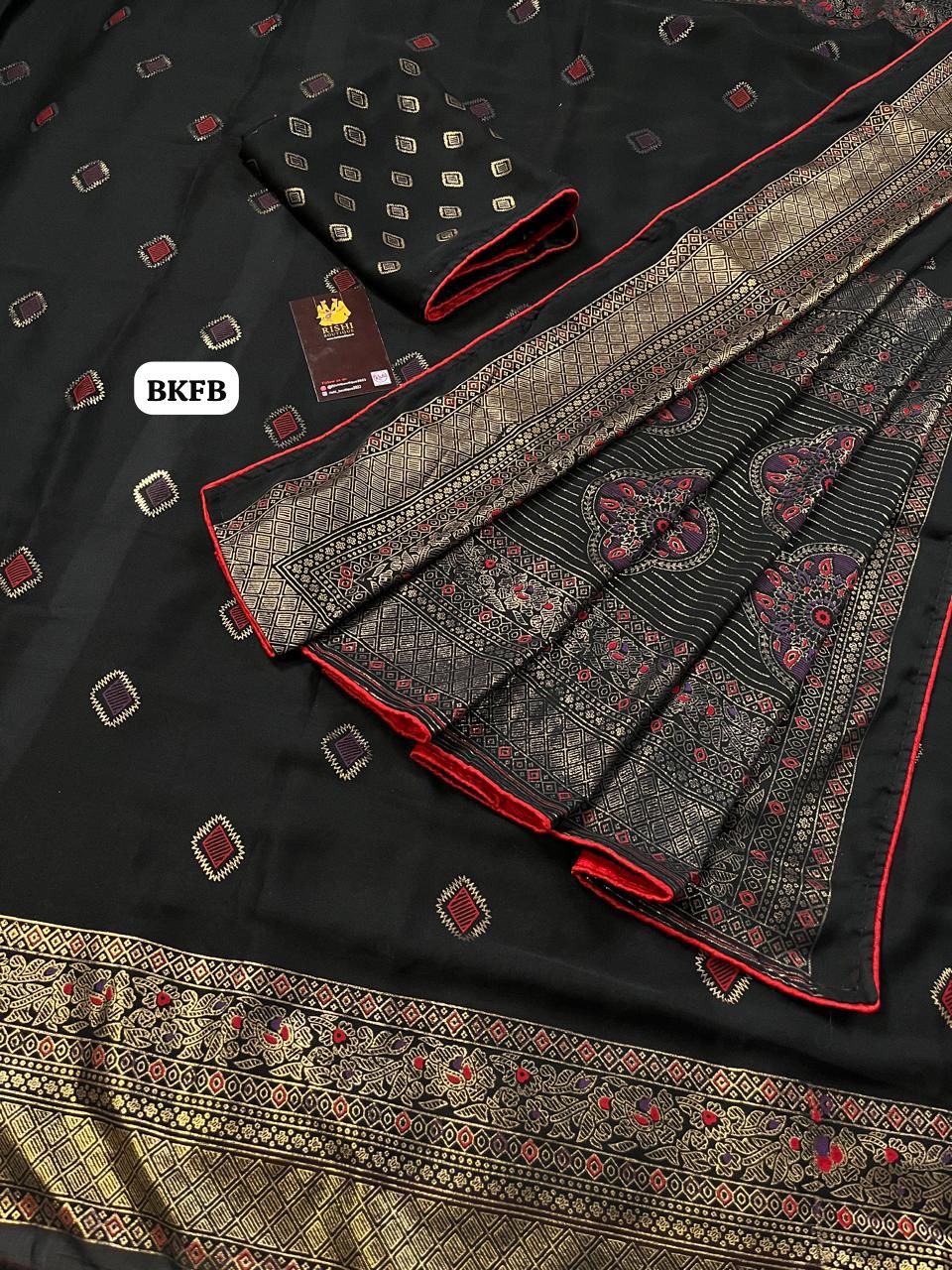 Moss chiffon foil print saree with piping border .black colour 😍😎