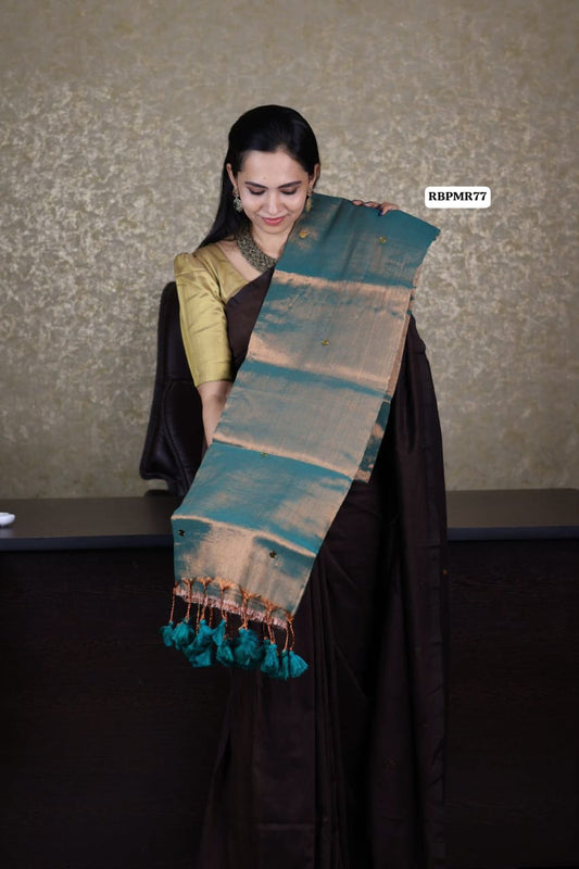 Khadhi cotton saree with coin buttas and running blouse at just Rs.899 🥳