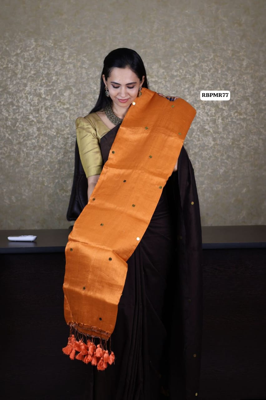 Khadhi cotton saree with coin buttas and running blouse at just Rs.899 🥳