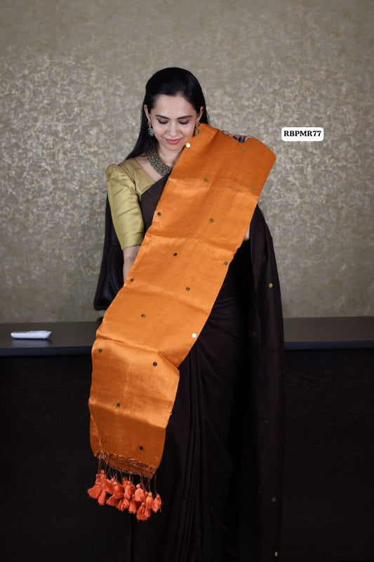 Khadhi cotton saree with coin buttas and running blouse at just Rs.899 🥳