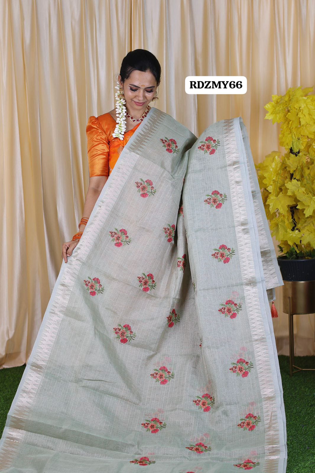 Heavy Banarasi oraganza pure zarkan work with complete temple border with blouse offer😍