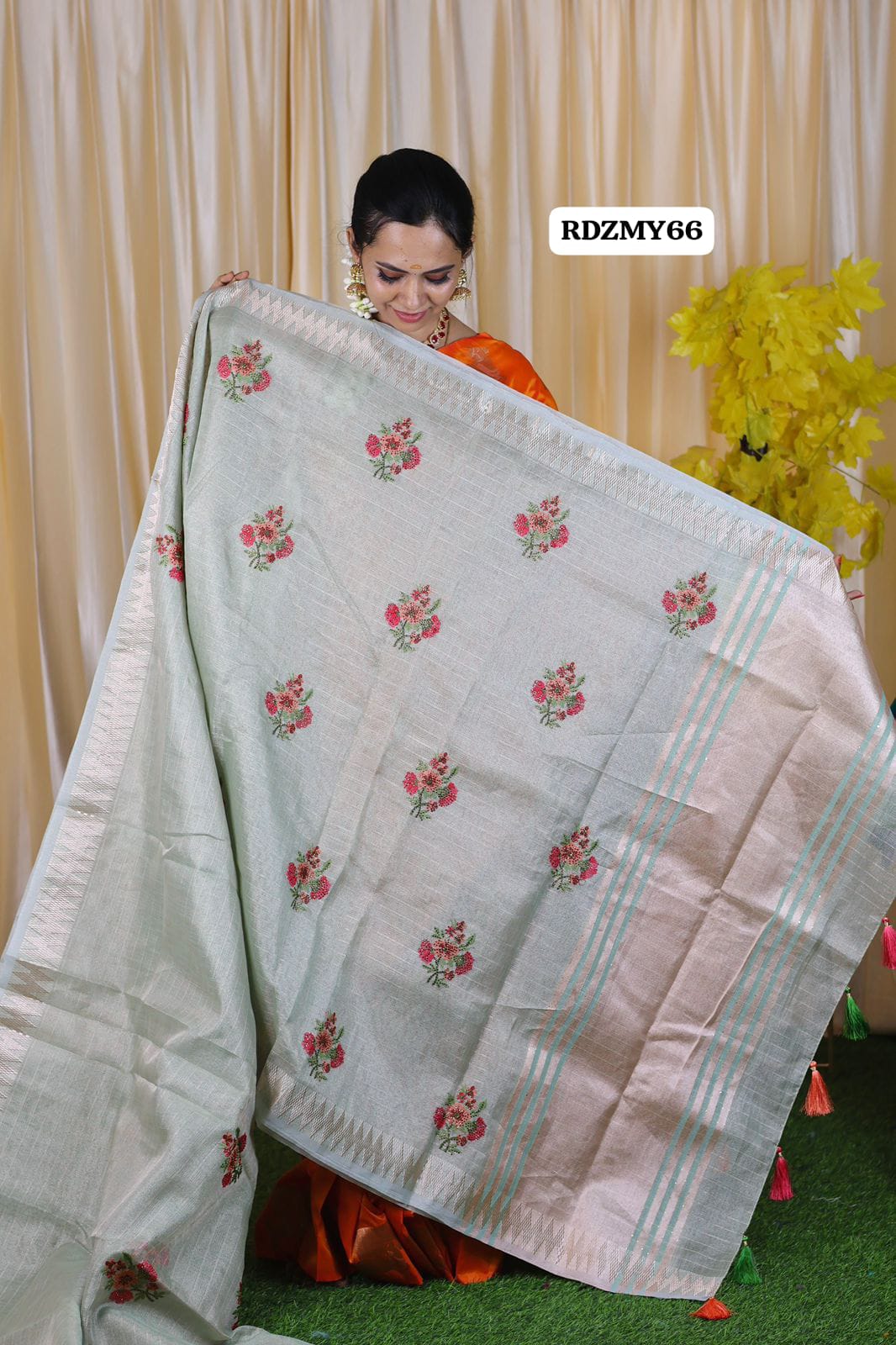 Heavy Banarasi oraganza pure zarkan work with complete temple border with blouse offer😍