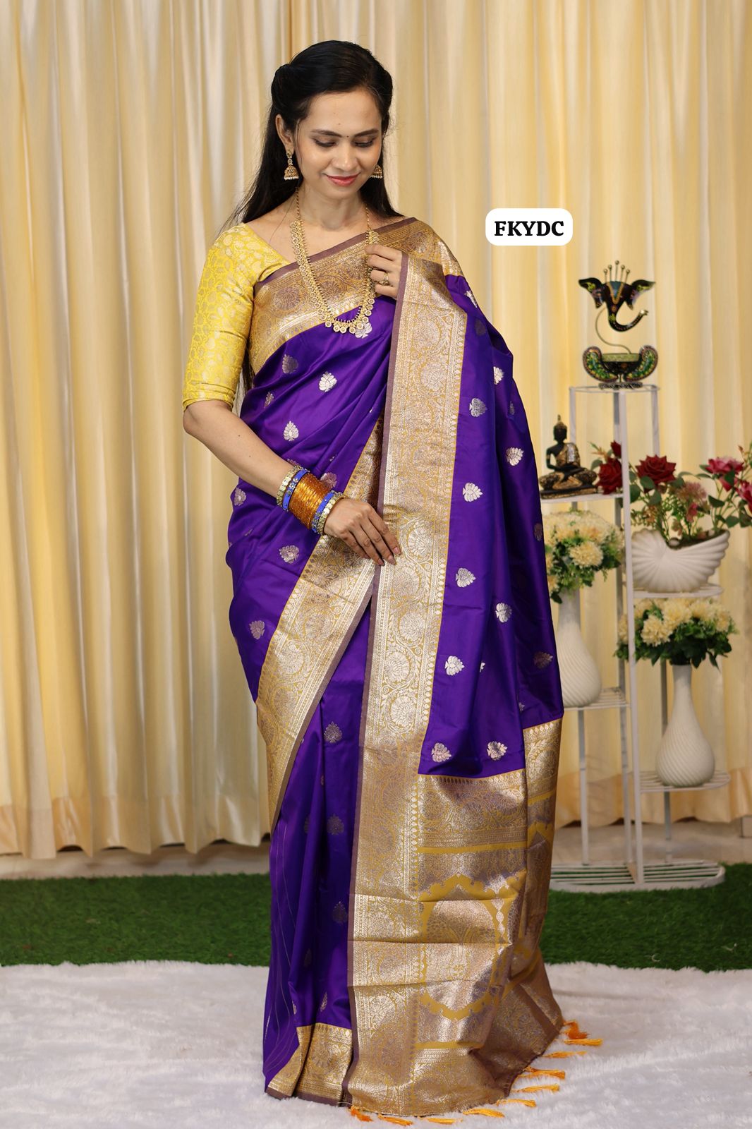 Semi soft silk saree with zari weaving buttas and border. Blouse and pallu same color🥳