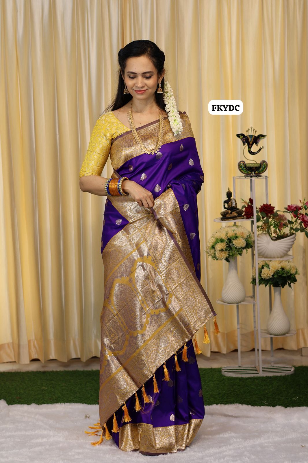 Semi soft silk saree with zari weaving buttas and border. Blouse and pallu same color🥳