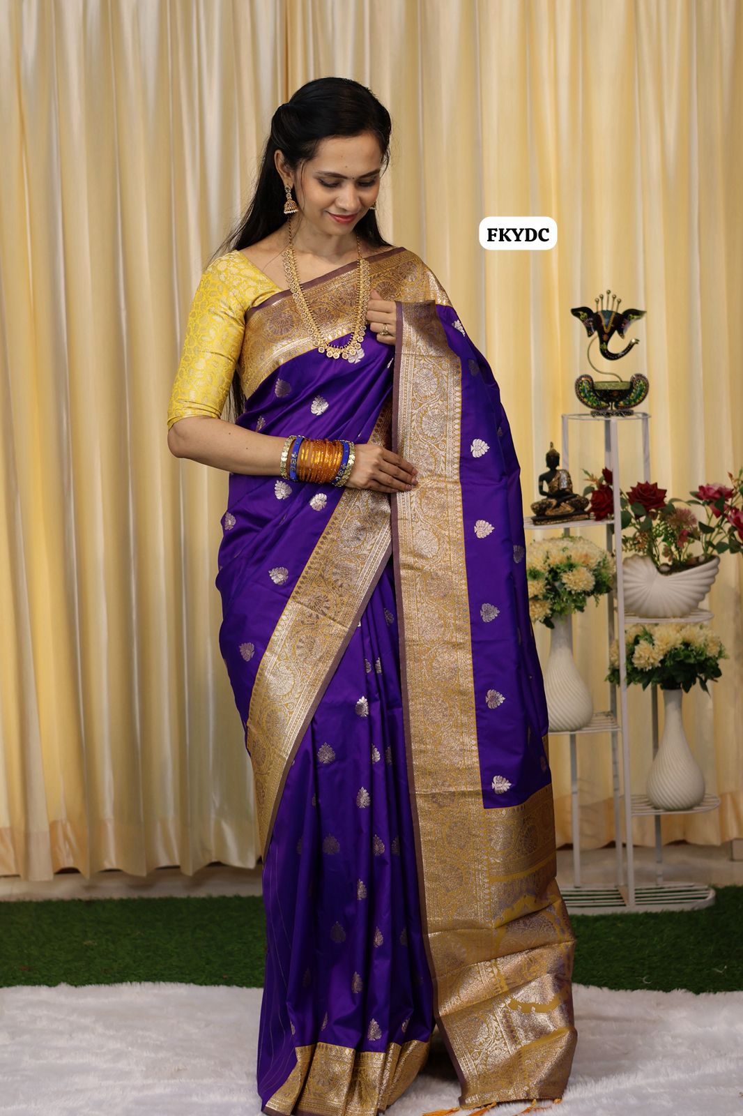 Semi soft silk saree with zari weaving buttas and border. Blouse and pallu same color🥳