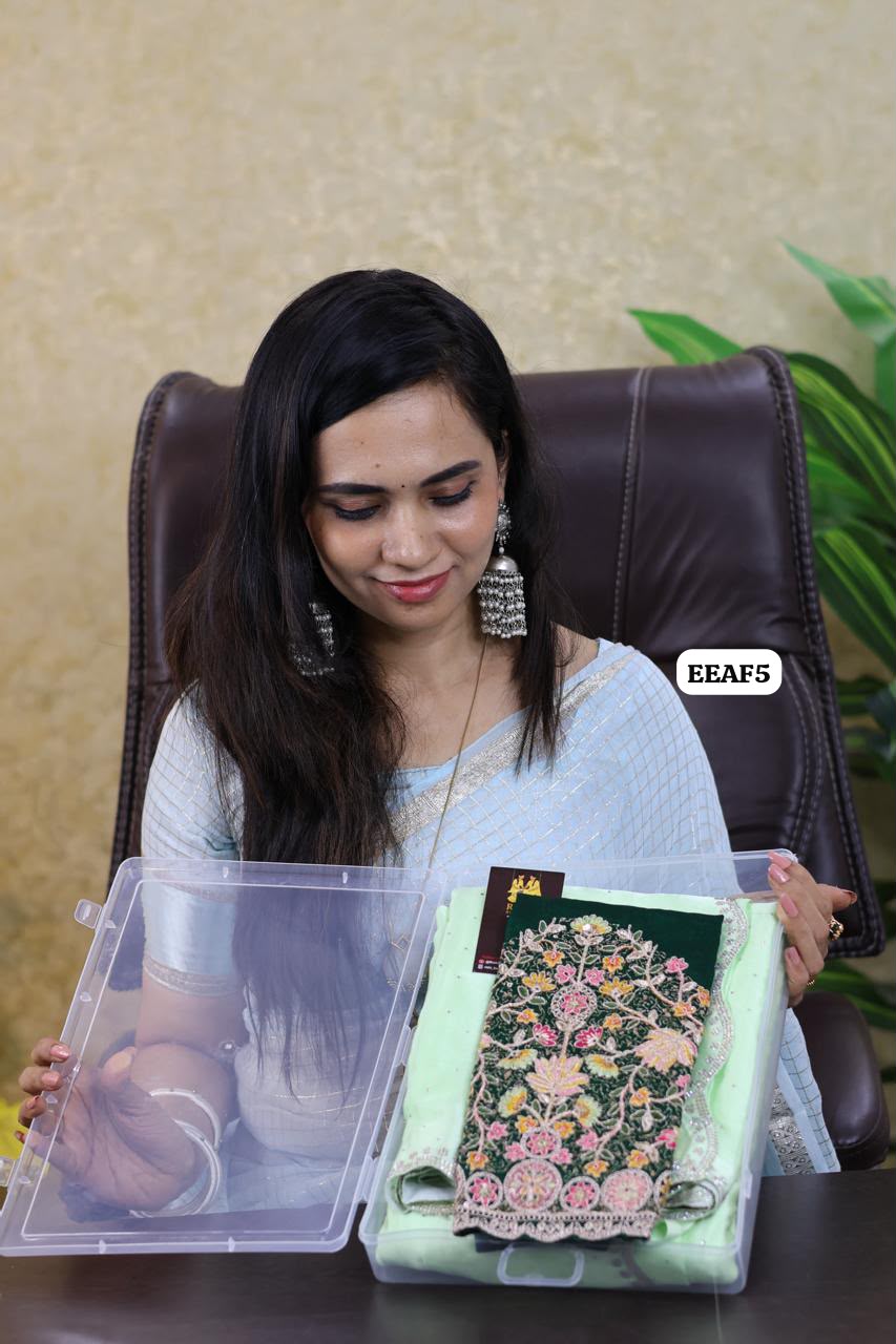 Space silk with contrast blouse 😍😎