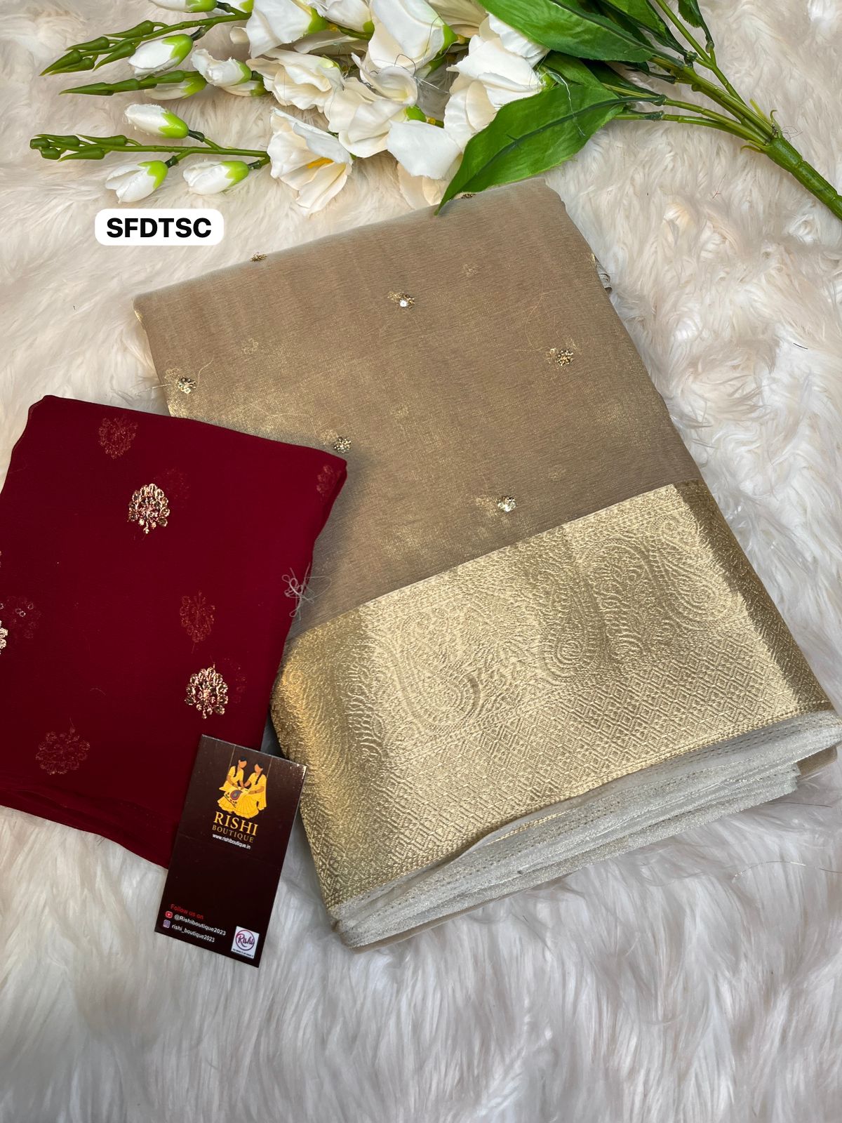 Tissue silk gold colour saree with embroidery & sequence work butti with zari weaving border & chit weaving pallu
Blouse - Contrast embroidery & sequence work blouse🥳.