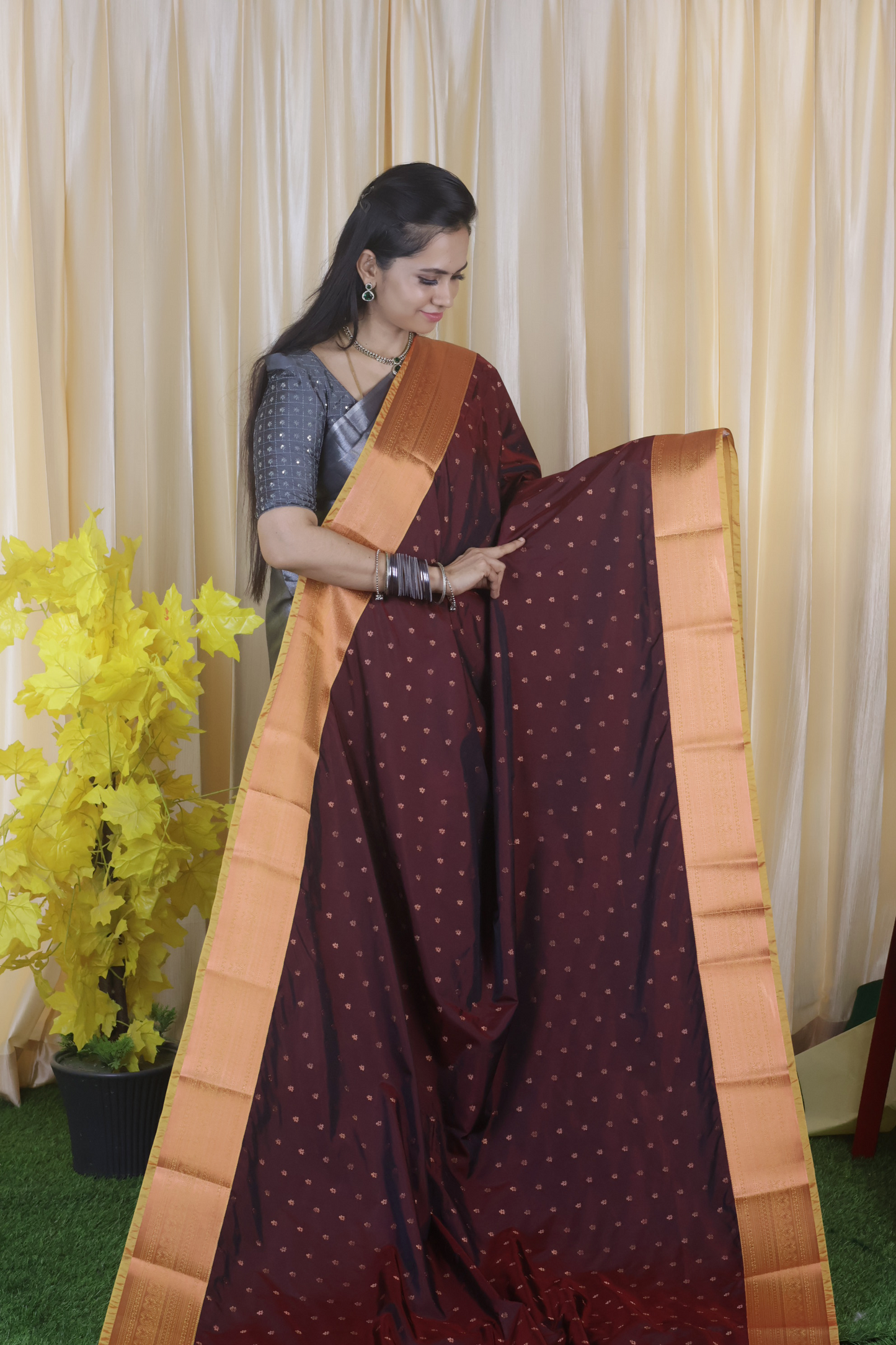1000 Buttas semi silk saree🥳