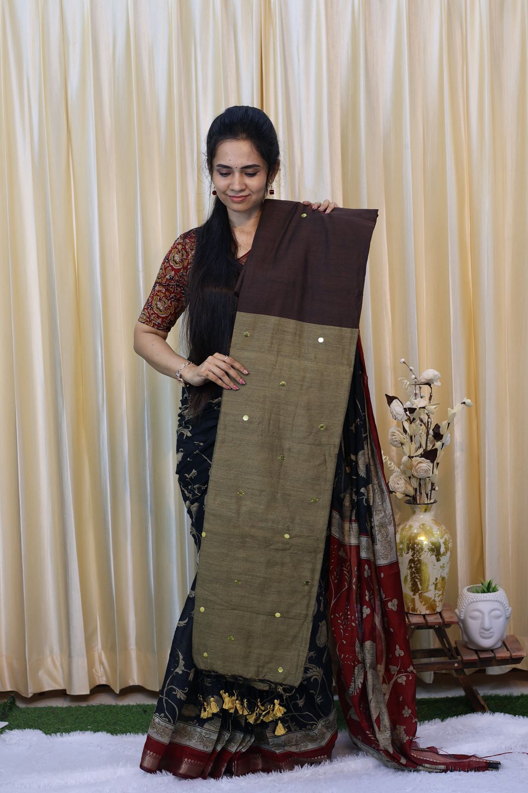 Premium Khadhi cotton saree with coin buttas cntrast blouse and pallu🥳