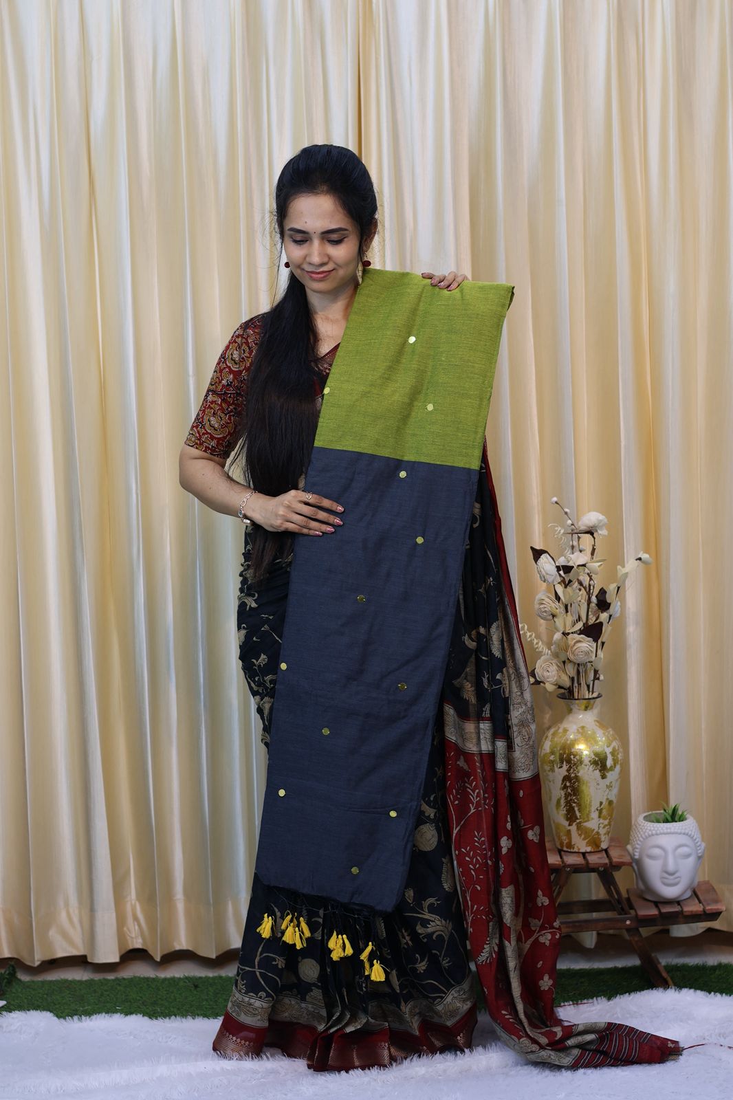 Premium Khadhi cotton saree with coin buttas contrast blouse and pallu🥳
