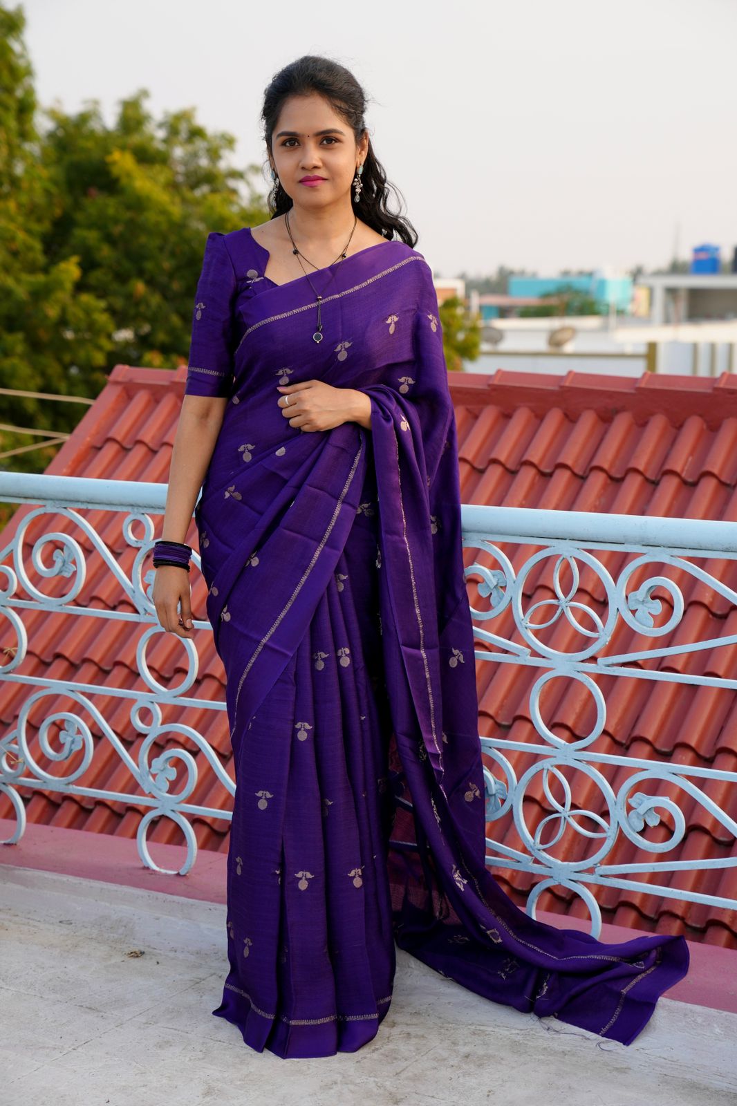 Pure viscose satin border with zari weaving georgette,Crafted for new Trend. 🥳