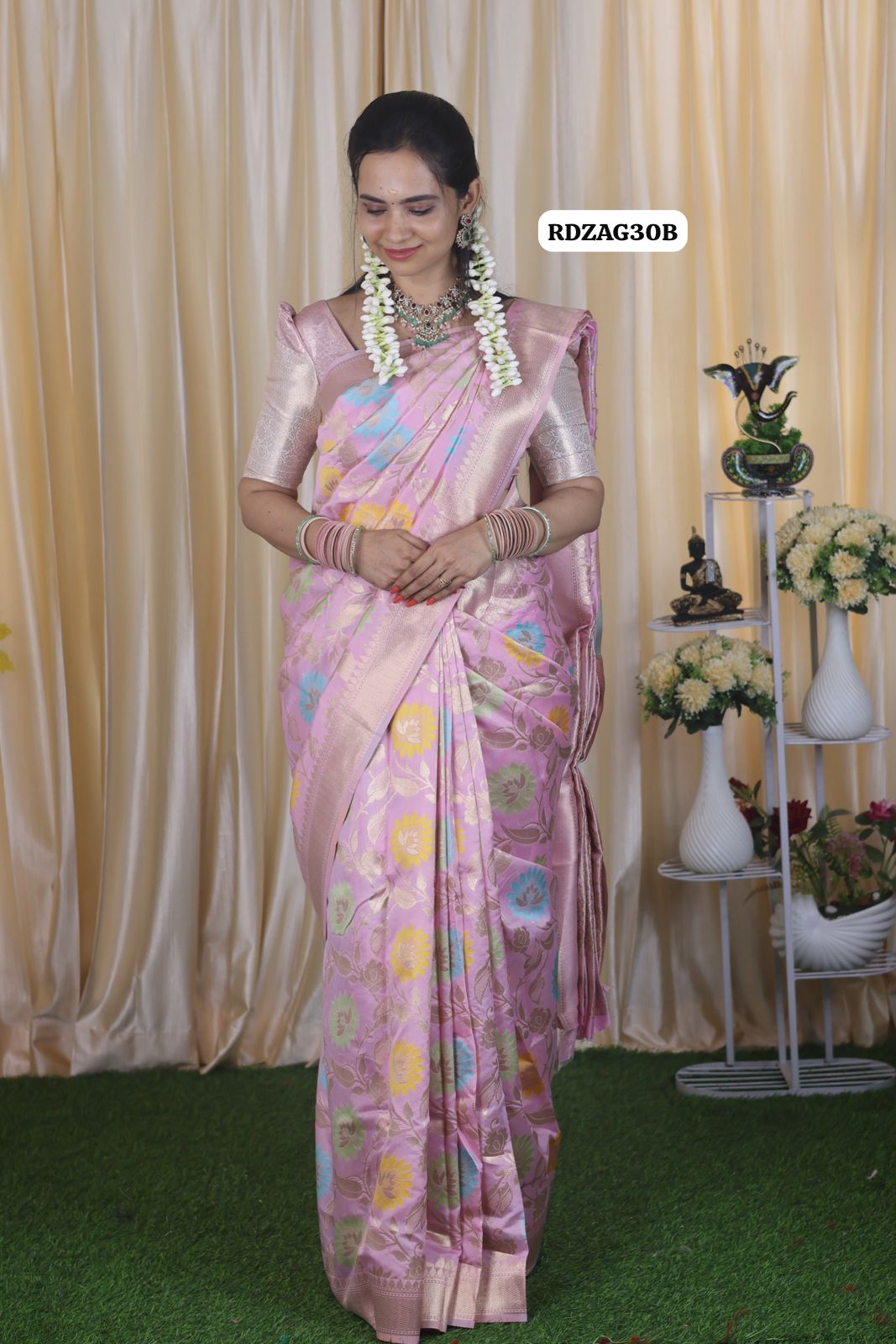 Semi soft silk saree with Floral Zari weaving 🥳