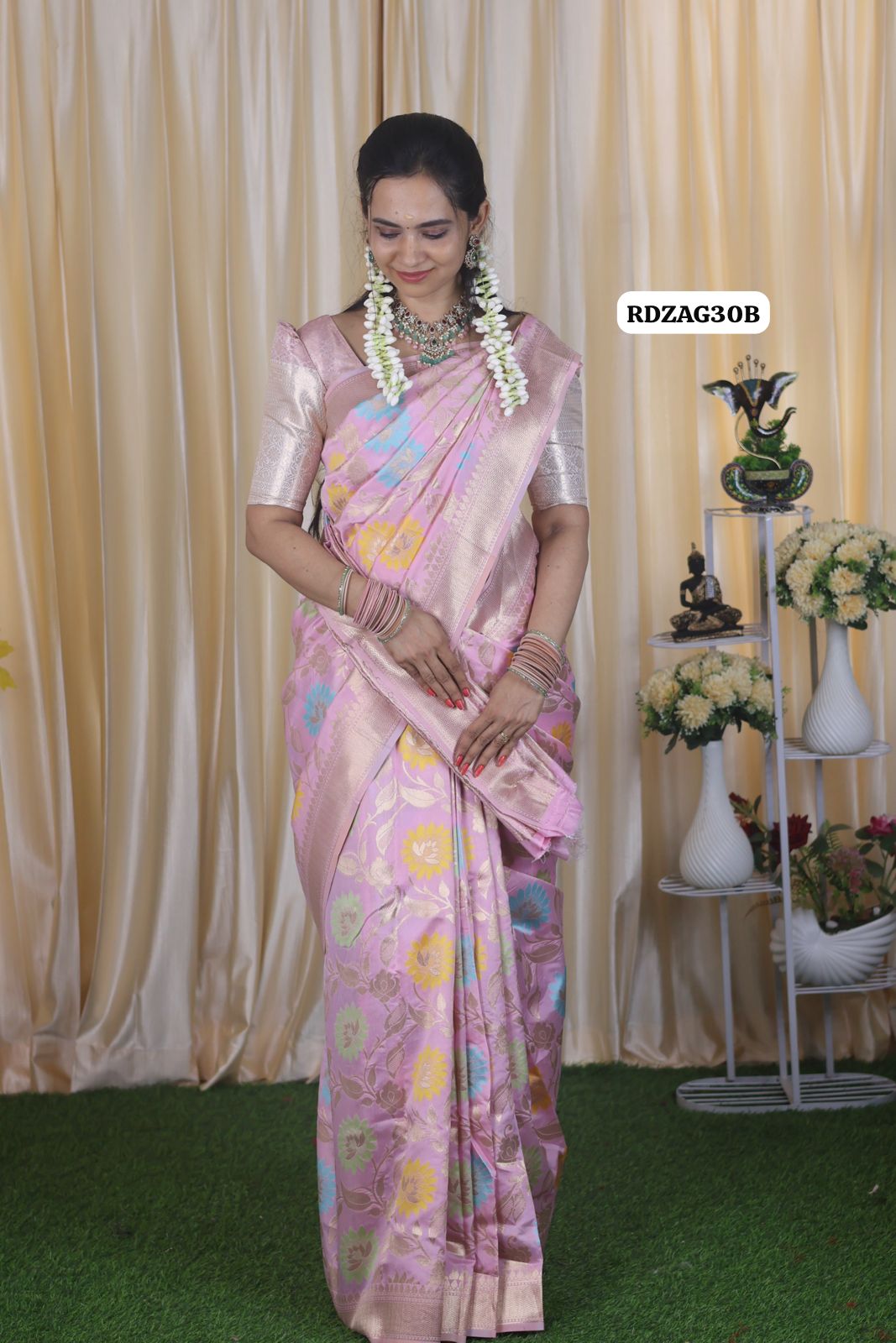 Semi soft silk saree with Floral Zari weaving 🥳