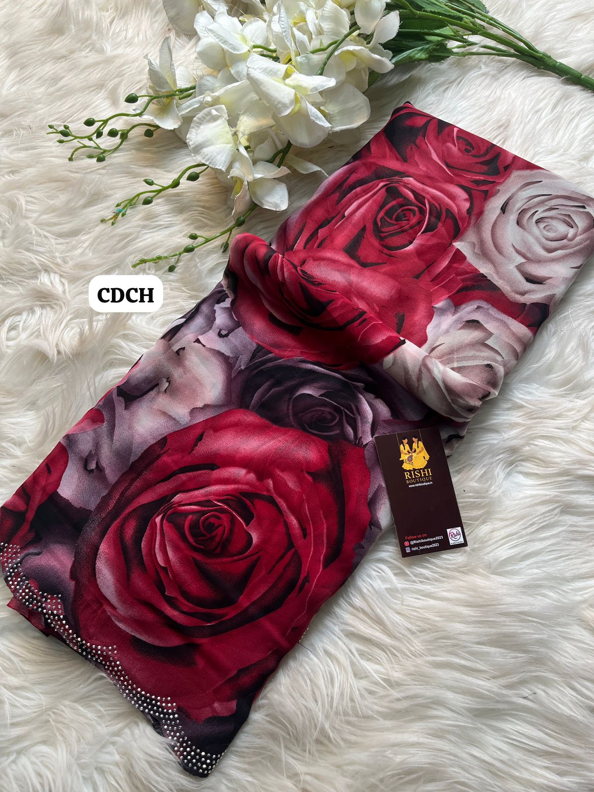 Soft & smooth weightless chiffon with floral print comes with siroski stone work scalloped border and printed blouse🥳✅