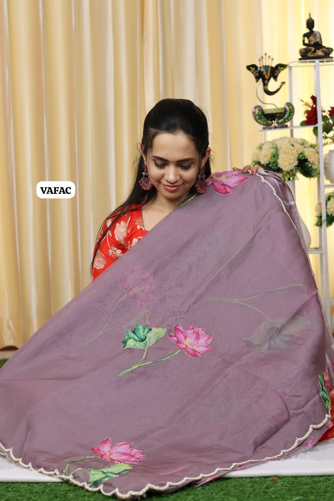 Soft organza with floral design and cut work scallop border along with handwork and pearl work
😍🥳