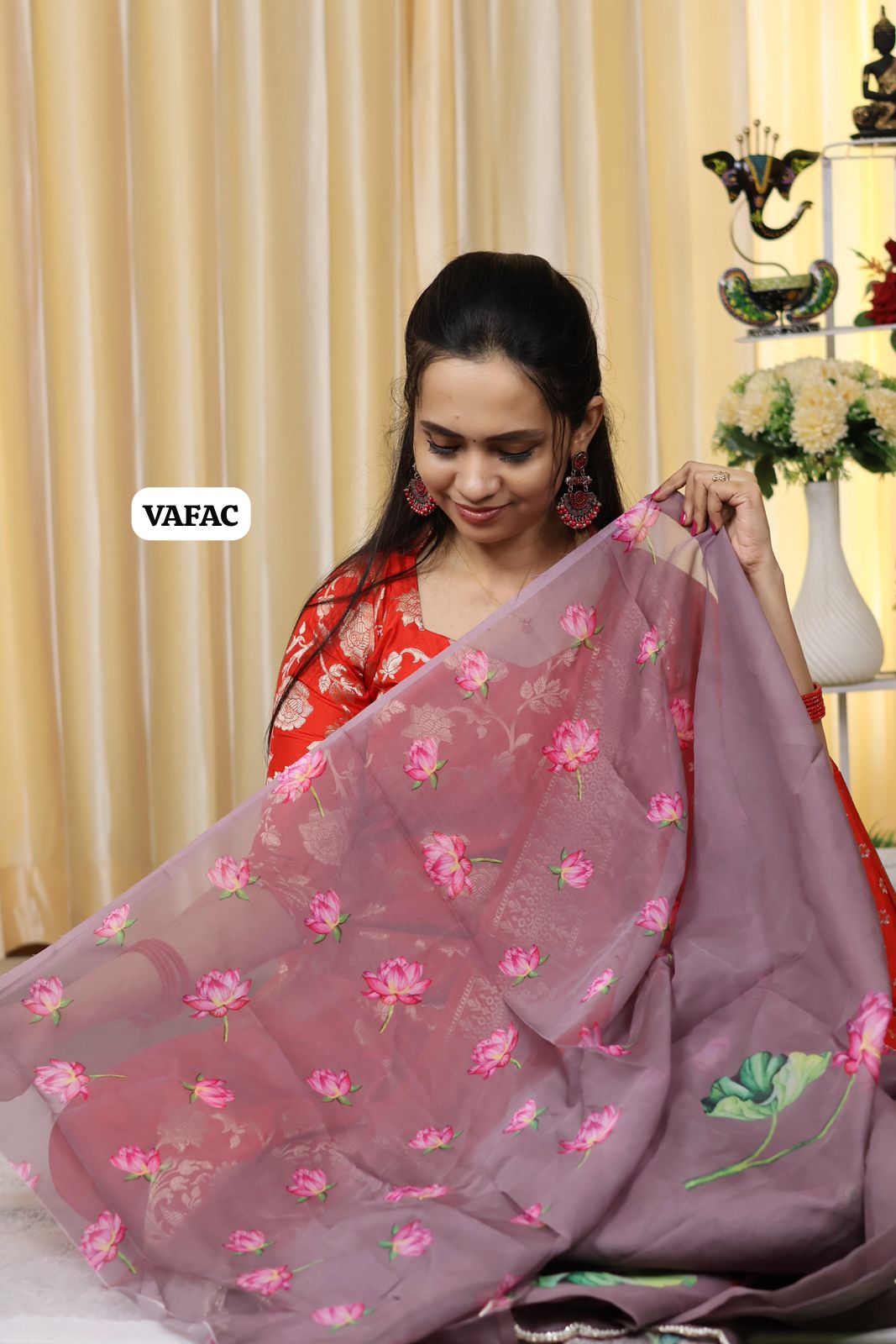 Soft organza with floral design and cut work scallop border along with handwork and pearl work
😍🥳